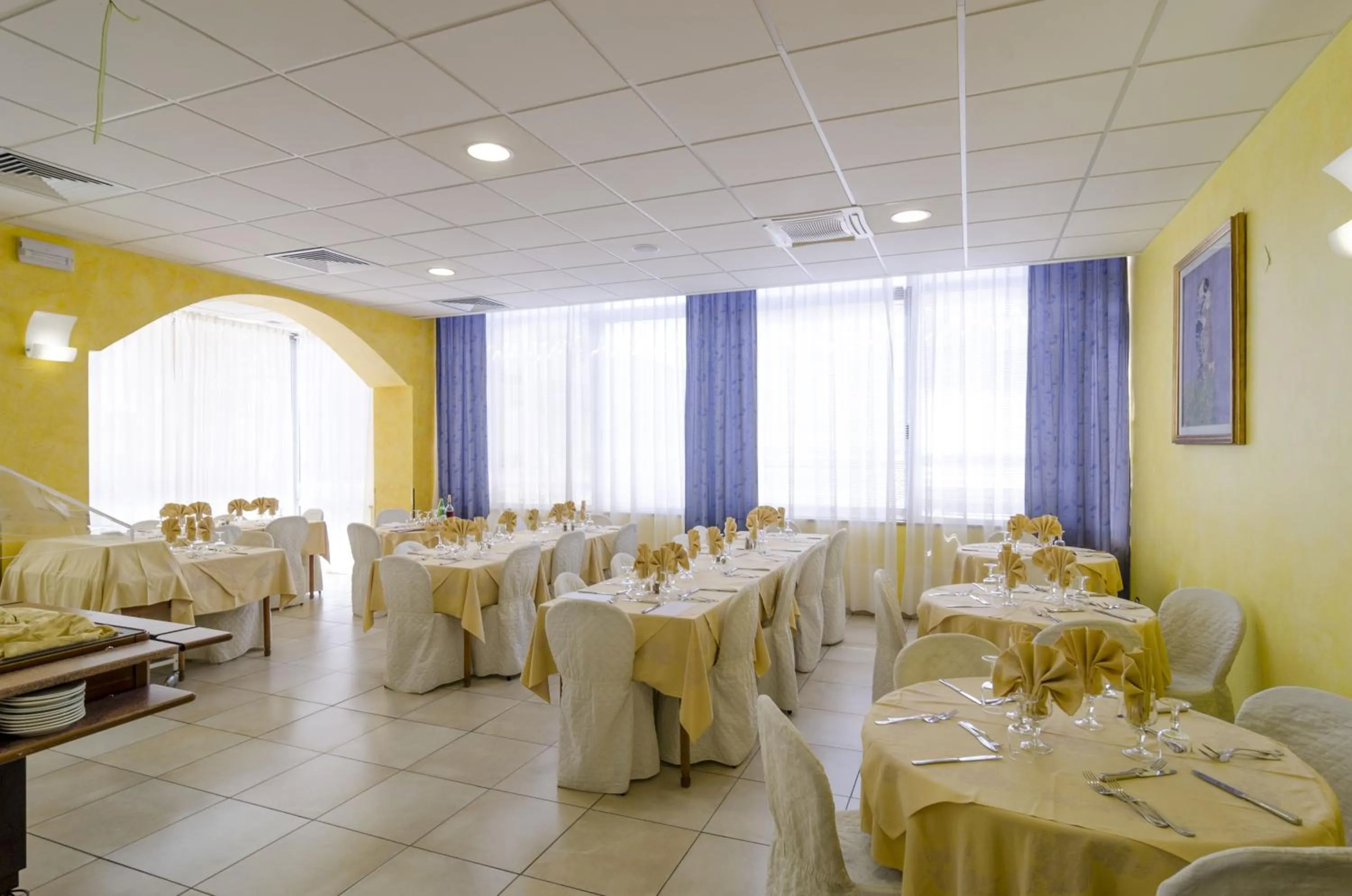 Restaurant/places to eat in Hotel Principe