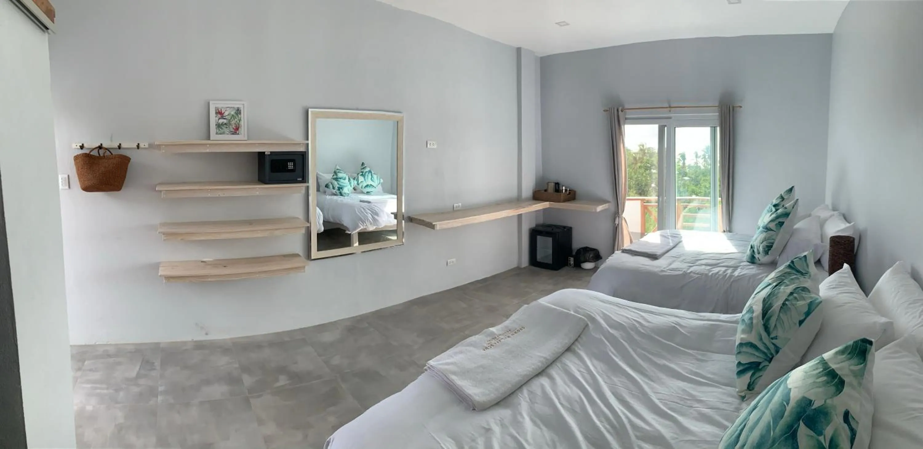 Photo of the whole room, Bed in Crown Malapascua