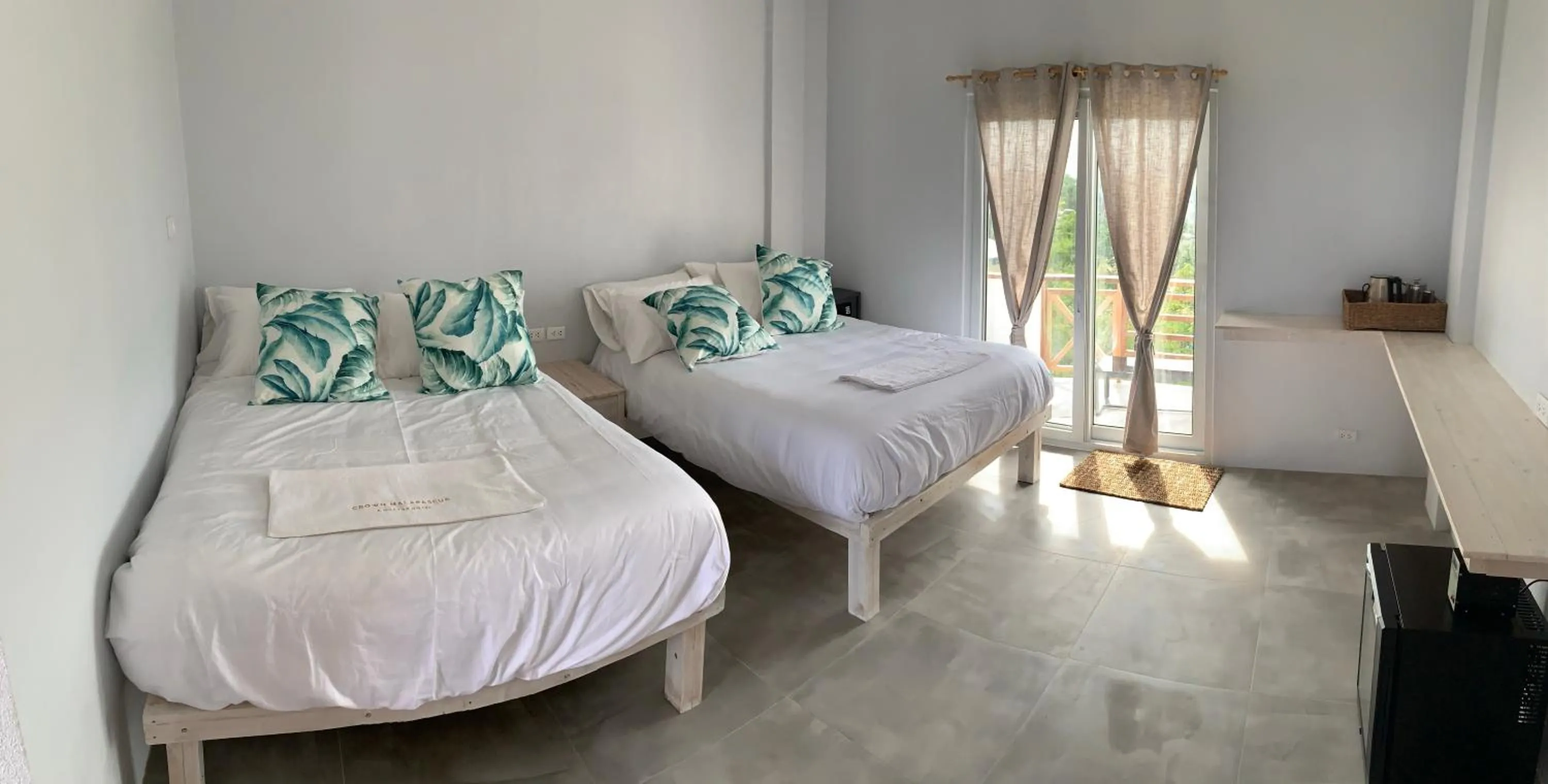 Photo of the whole room, Bed in Crown Malapascua