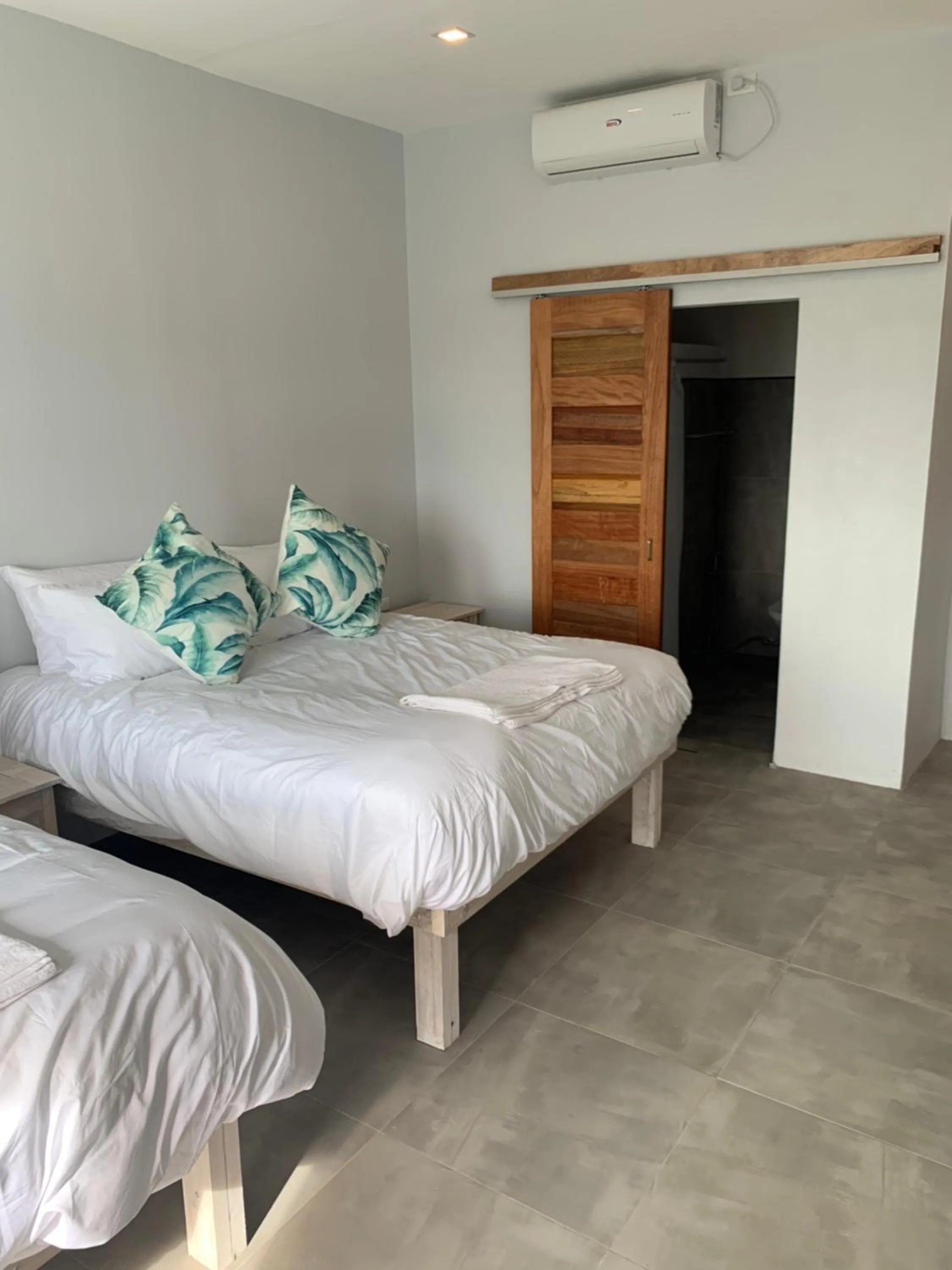 Bedroom, Bed in Crown Malapascua