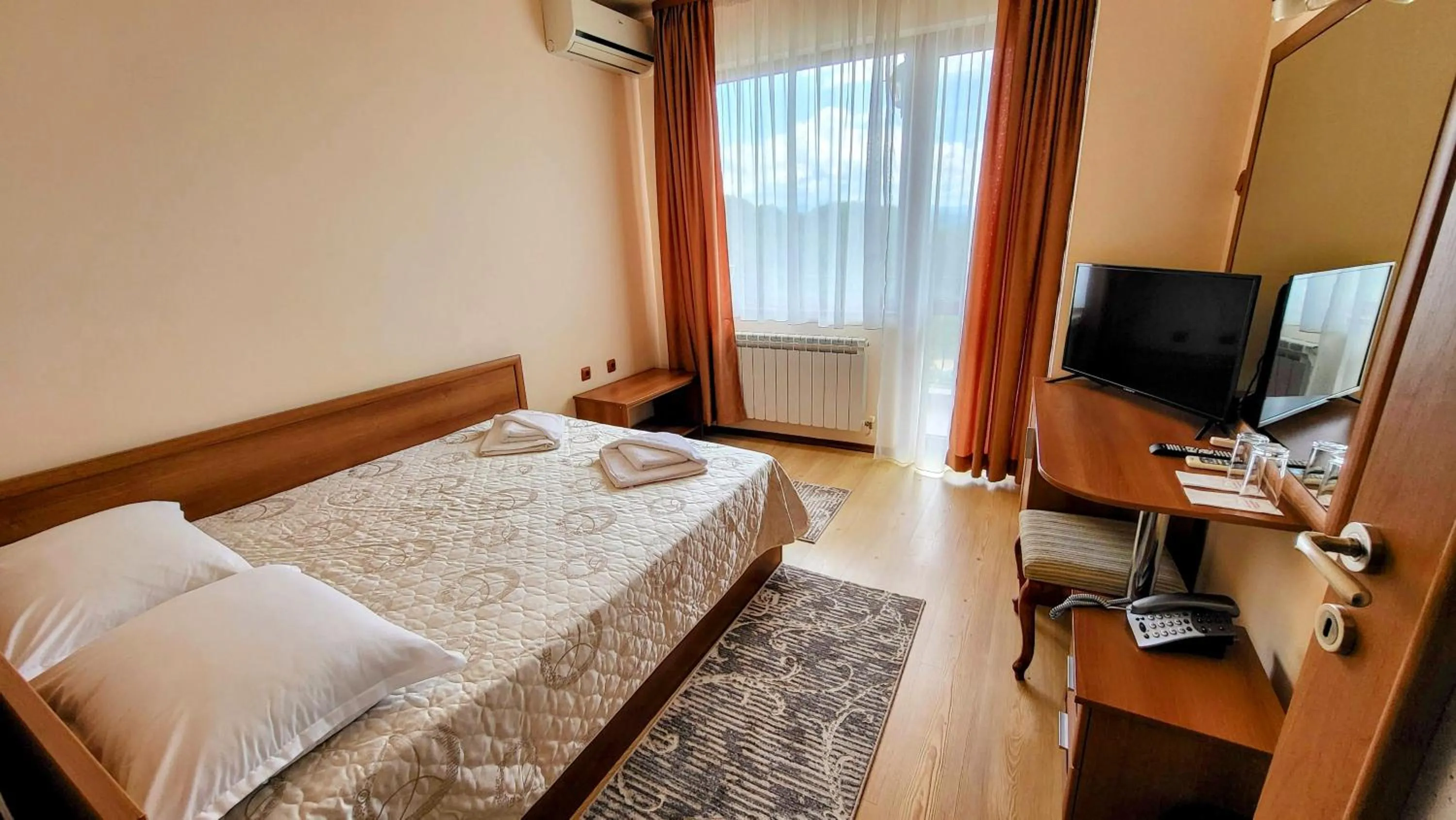 Photo of the whole room, Bed in Panorama Family Hotel