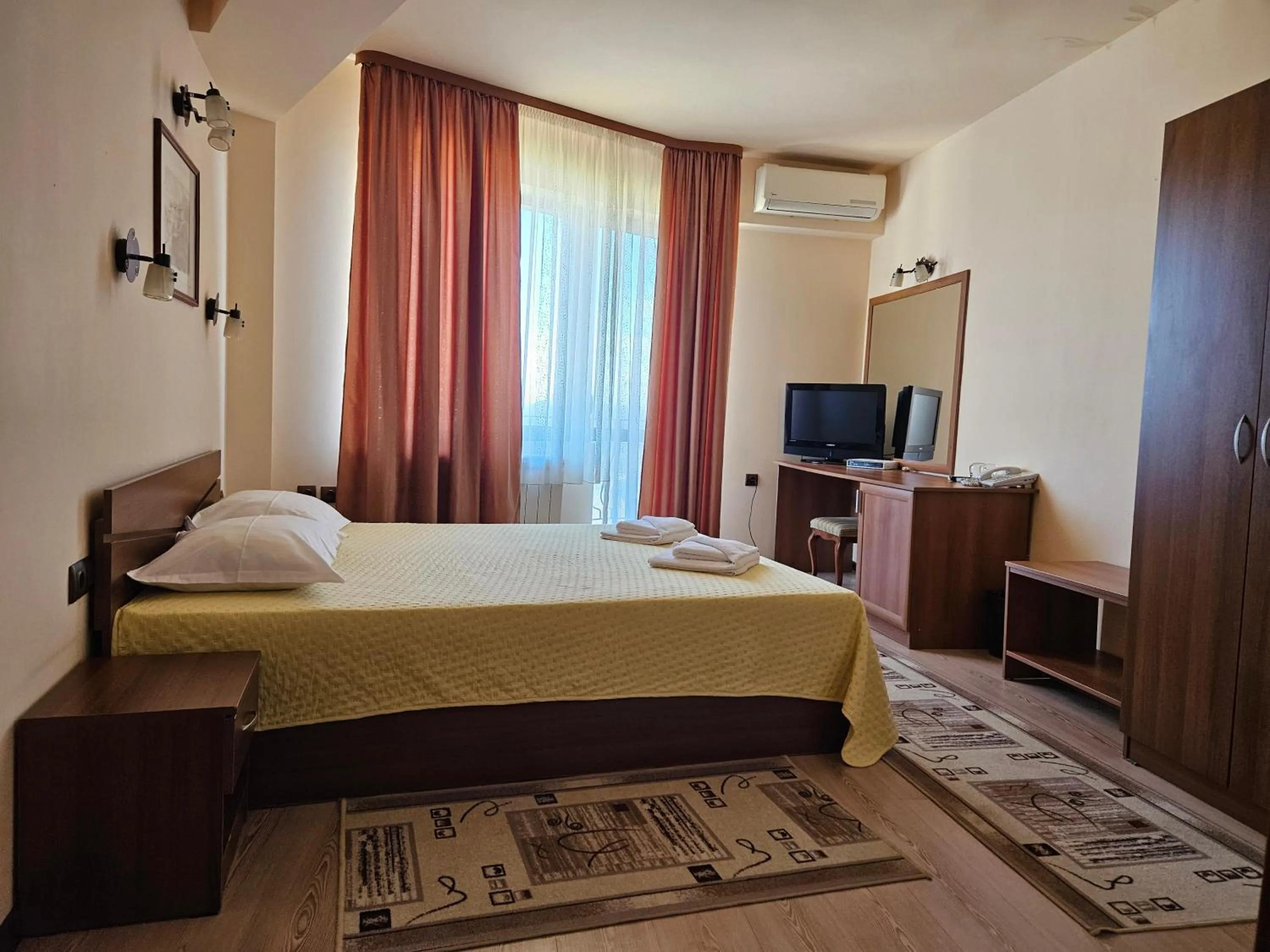 Photo of the whole room, Bed in Panorama Family Hotel