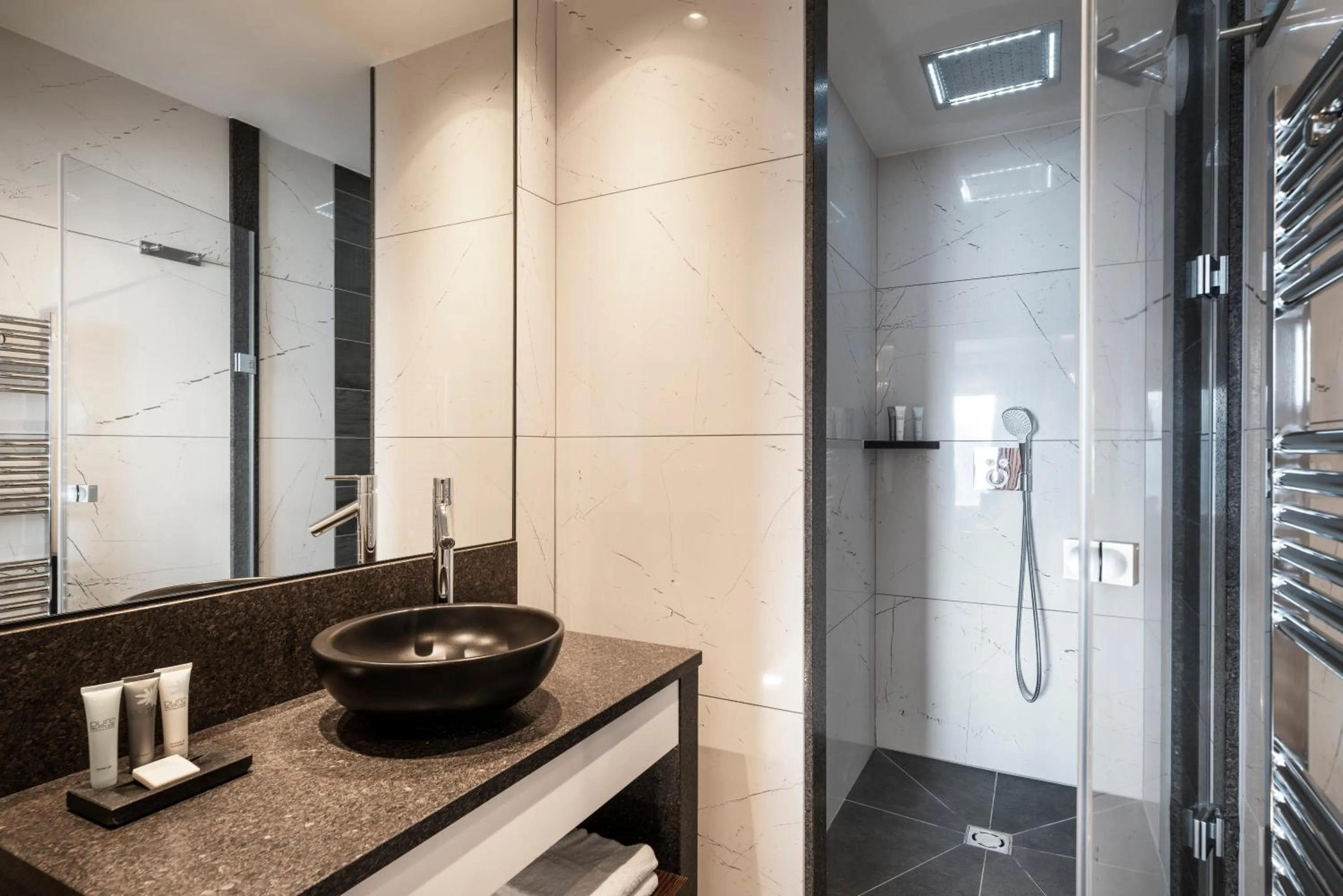 Shower in MGM Hôtels & Résidences - Résidence Alpen Lodge