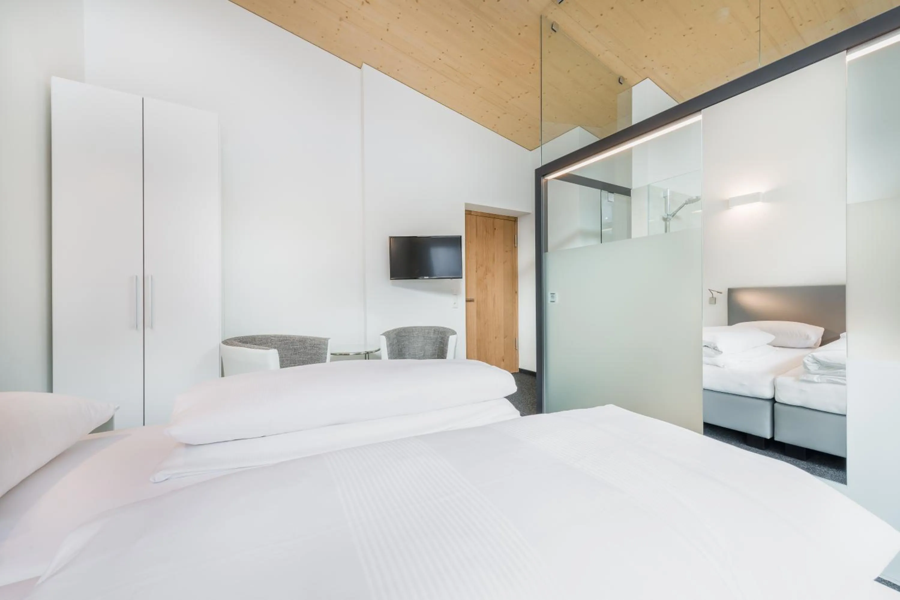 Restaurant/places to eat, Bed in Hotel Lün