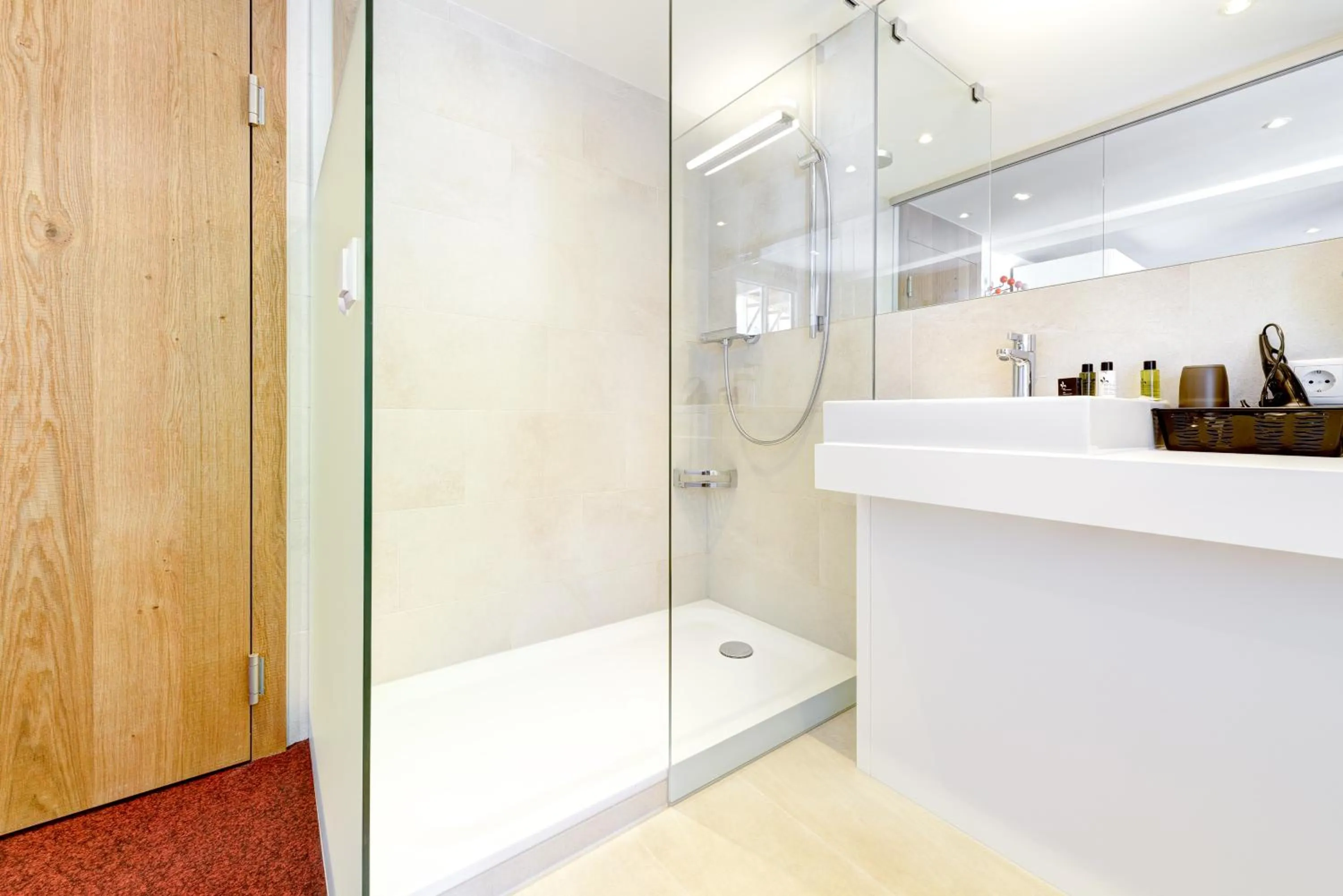 Shower in Hotel Lün