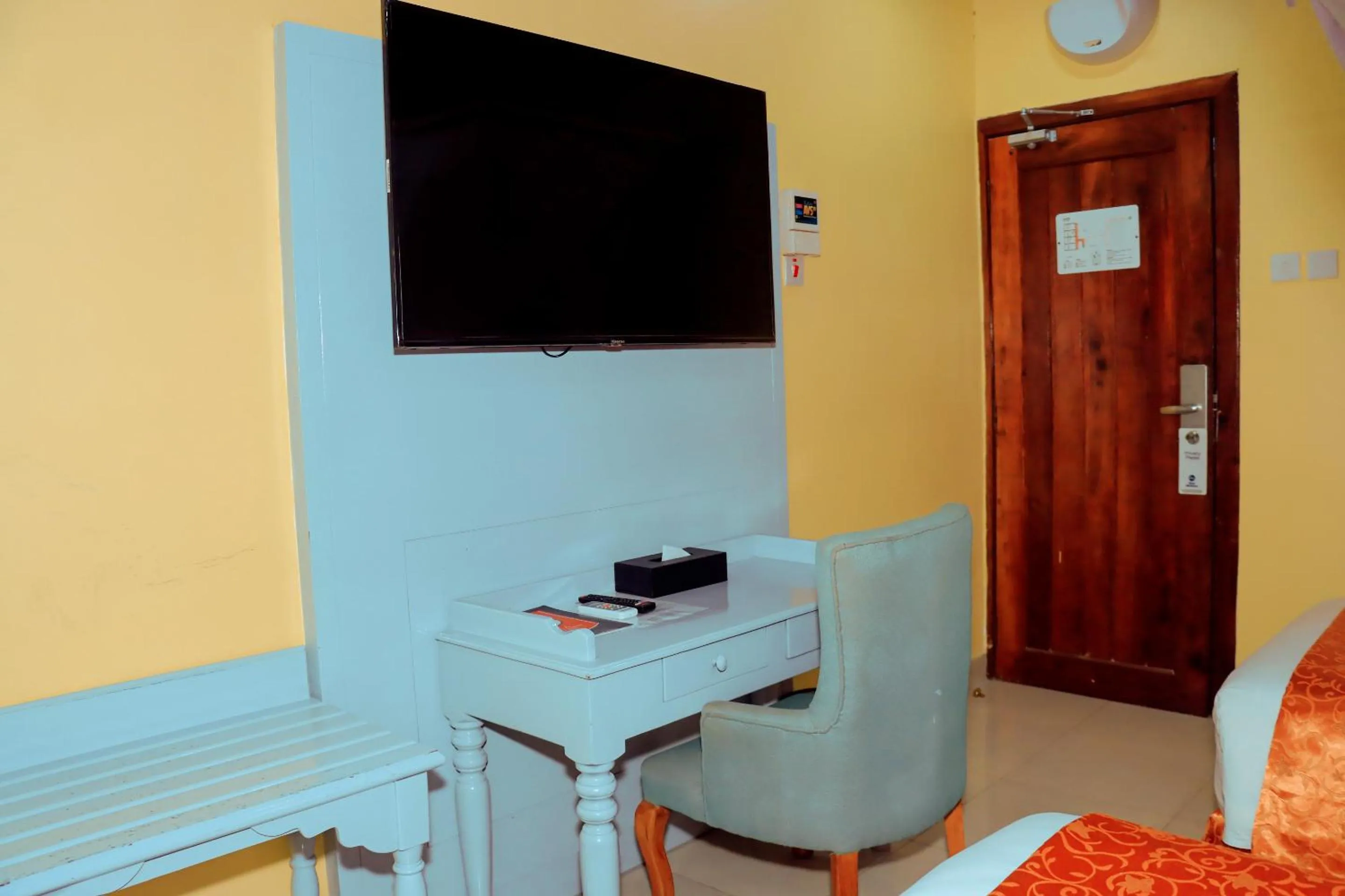 Communal lounge/ TV room in Best Western Jangwani Sea Breeze Resort