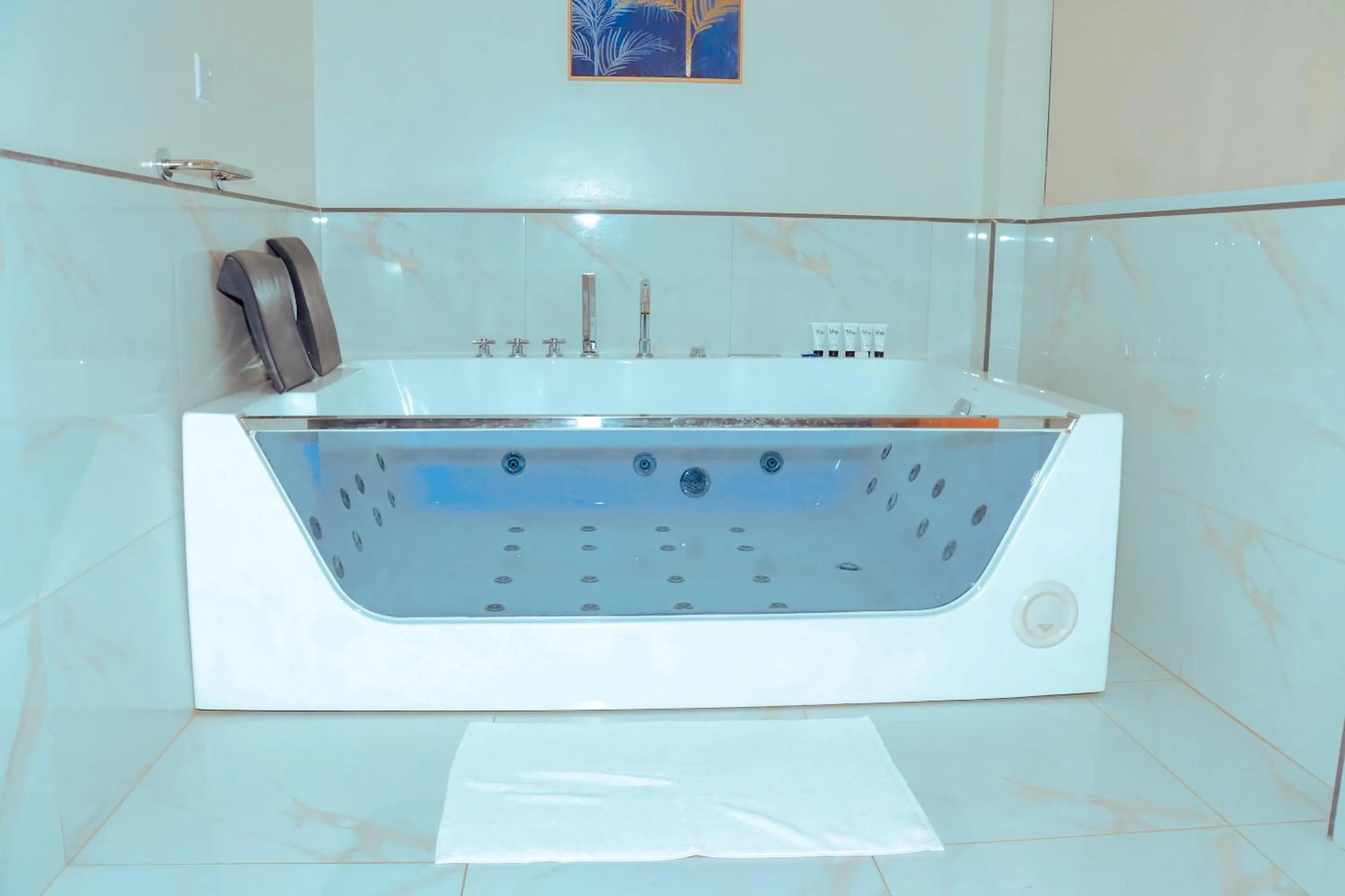 Bath in Best Western Jangwani Sea Breeze Resort