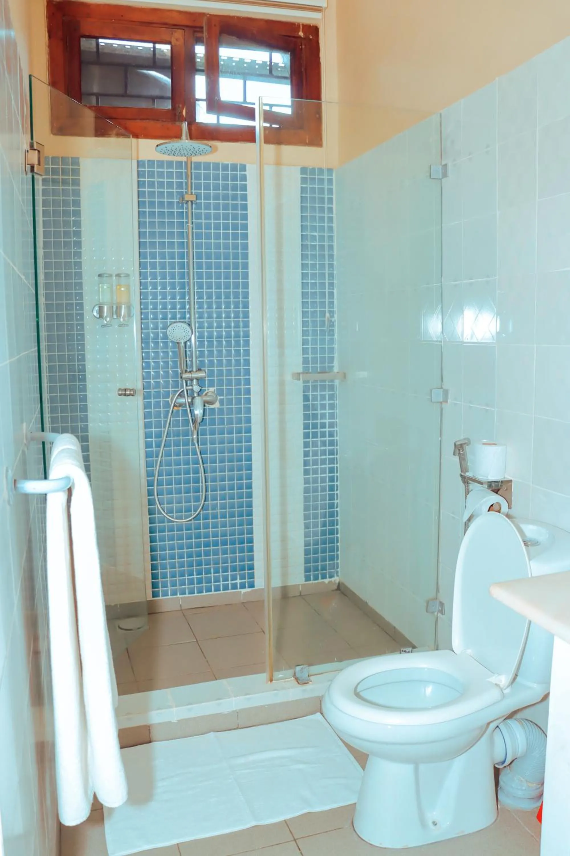 Shower in Best Western Jangwani Sea Breeze Resort