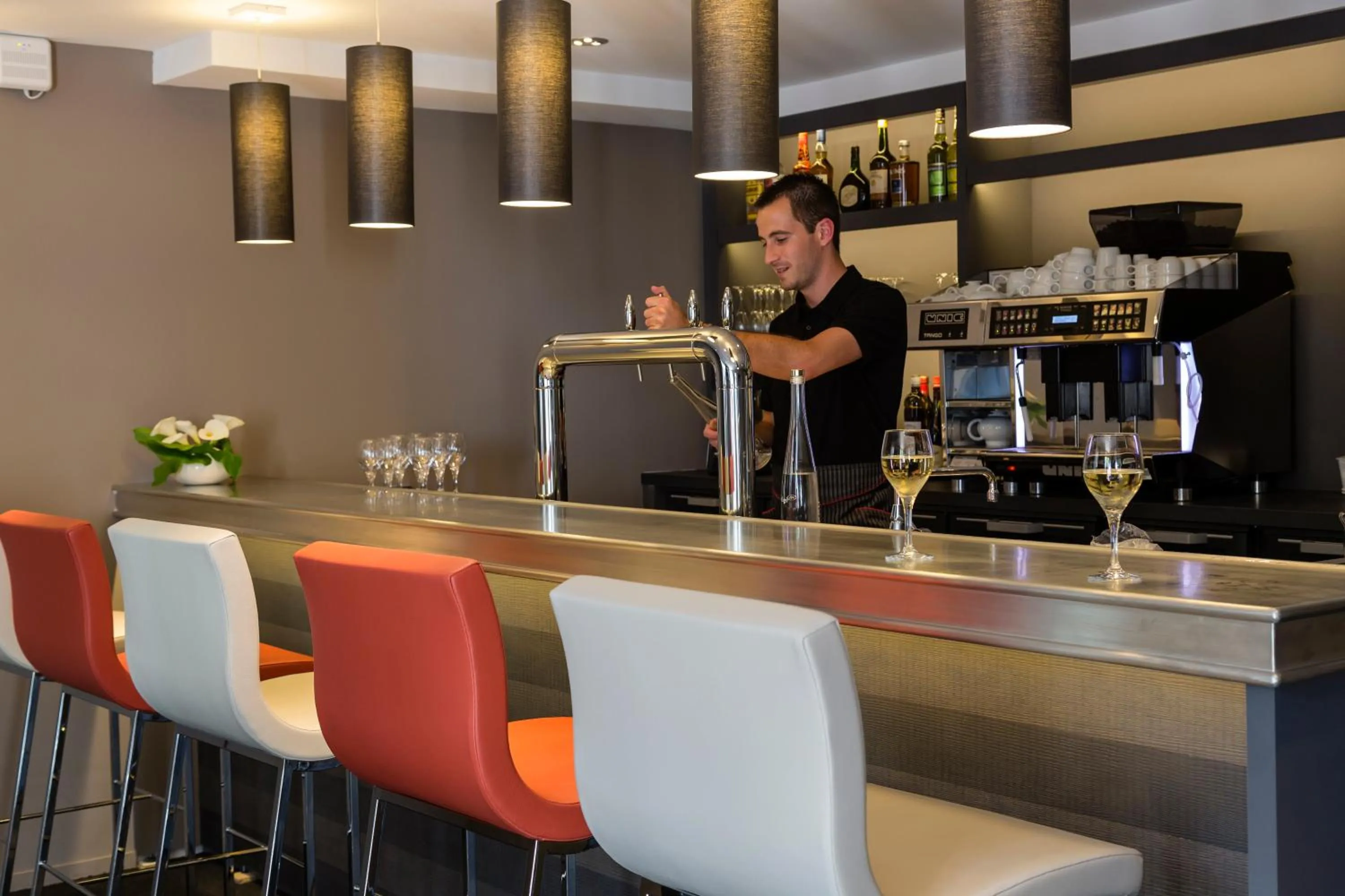 People in Le Cottage de Clairefontaine