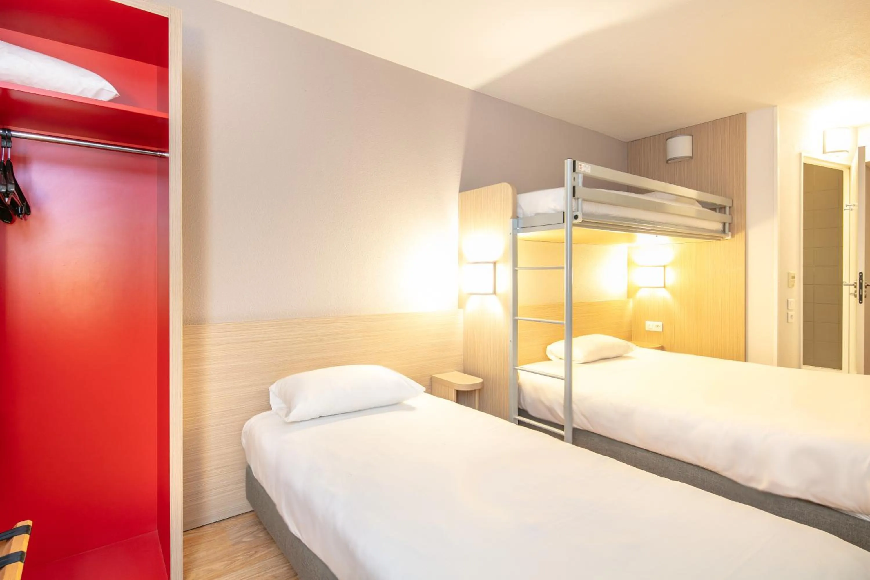 Bed in B&B HOTEL Lyon Aéroport Saint-Quentin-Fallavier