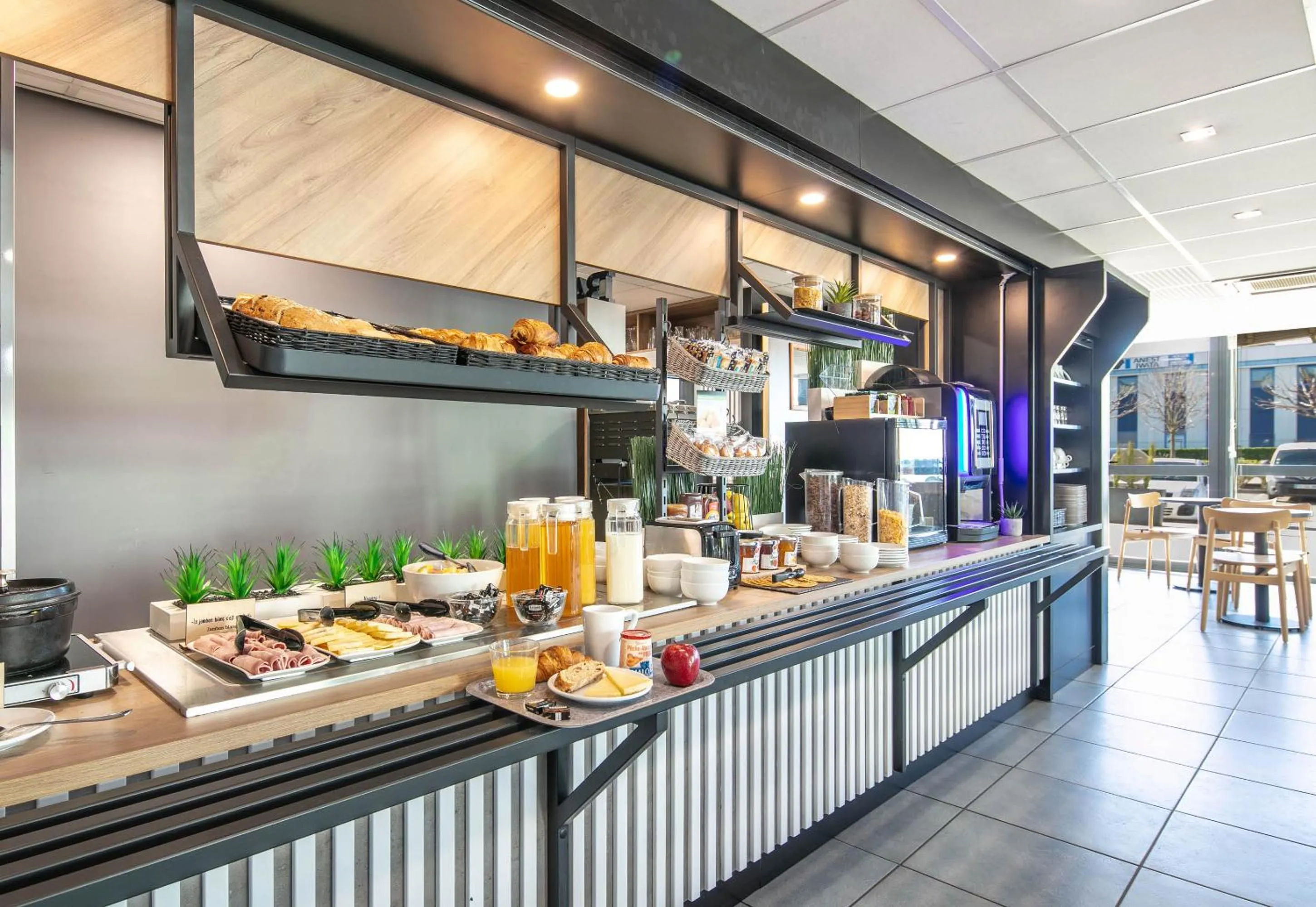 Buffet breakfast in B&B HOTEL Lyon Aéroport Saint-Quentin-Fallavier