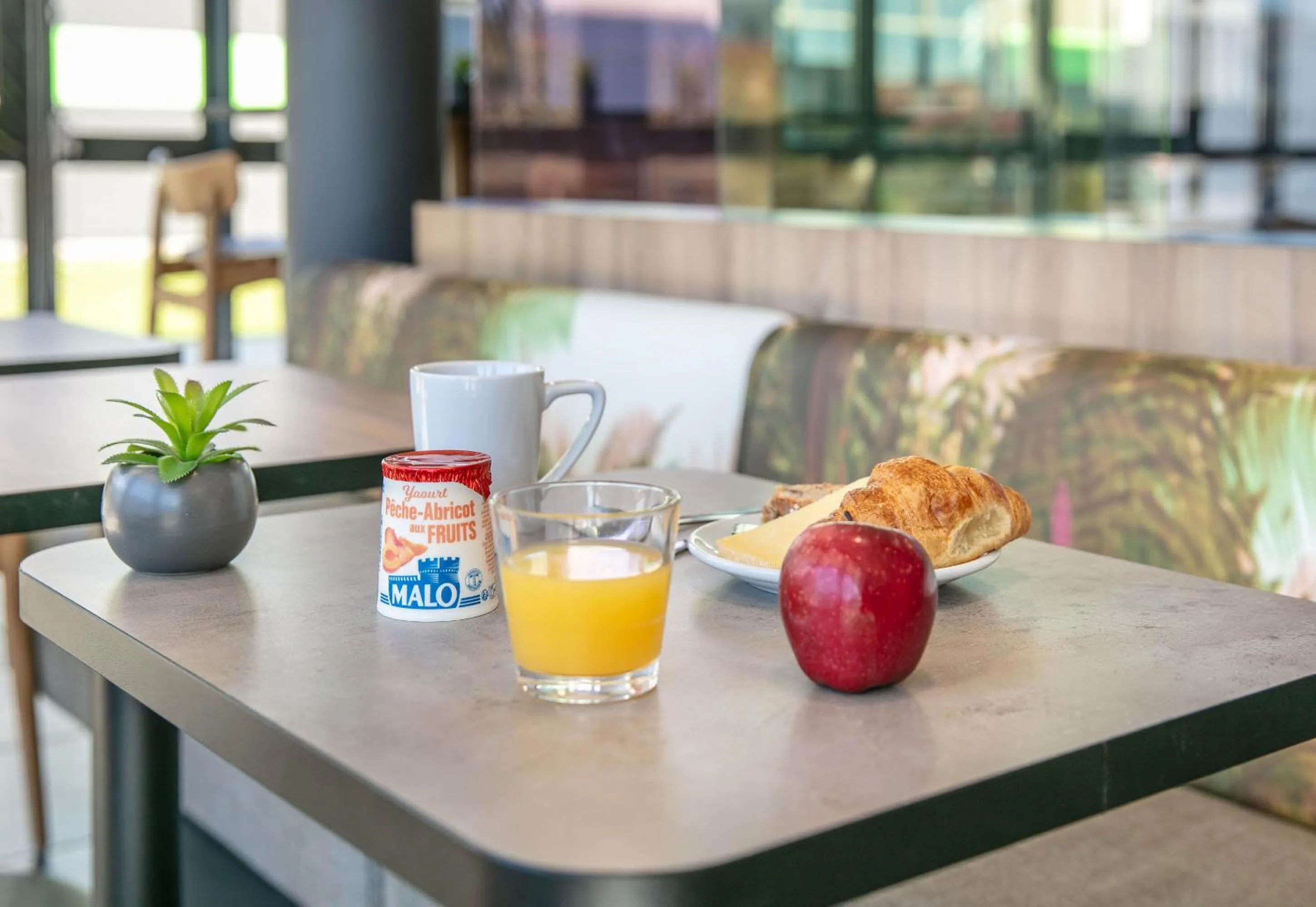 Breakfast in B&B HOTEL Lyon Aéroport Saint-Quentin-Fallavier