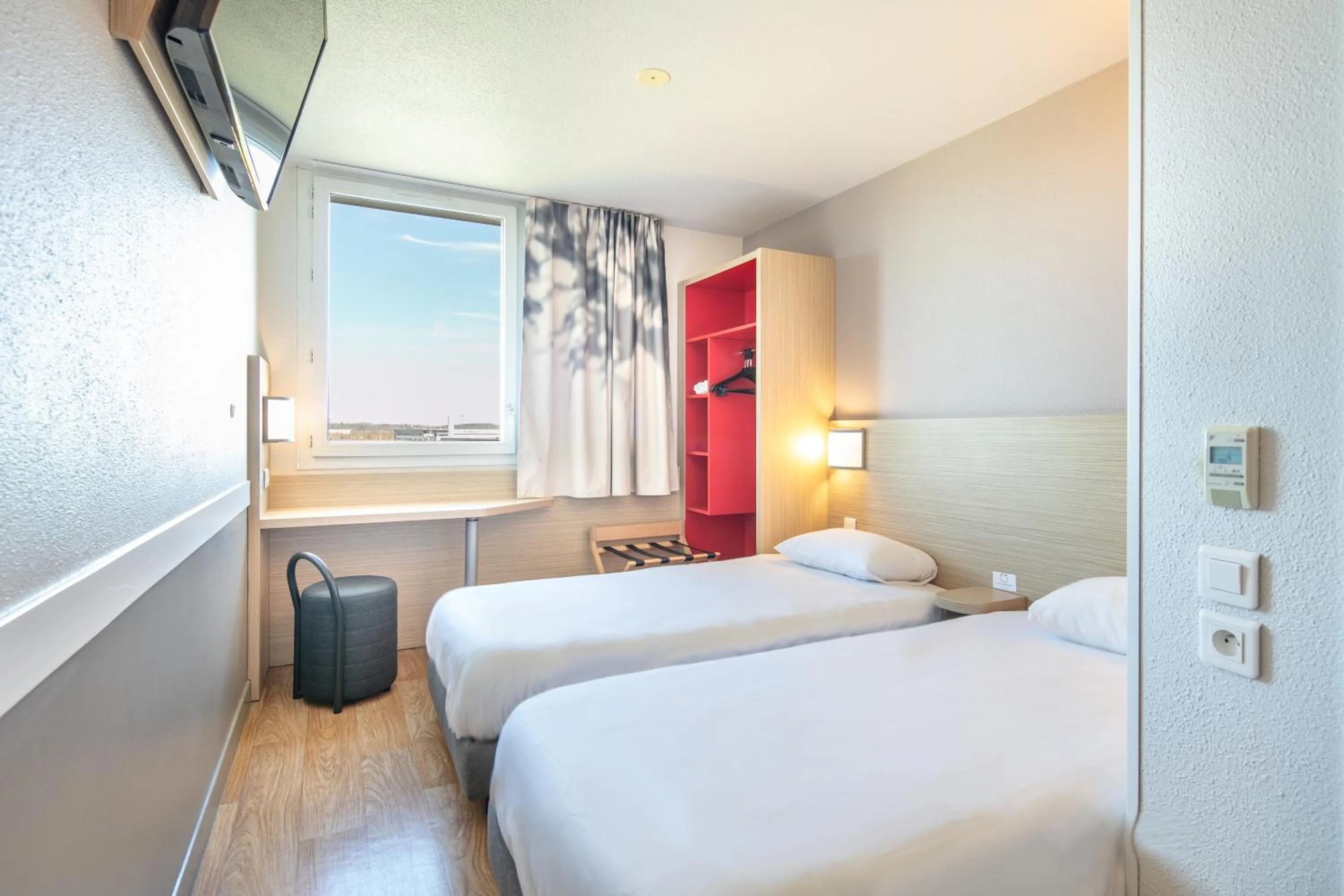 Bed in B&B HOTEL Lyon Aéroport Saint-Quentin-Fallavier