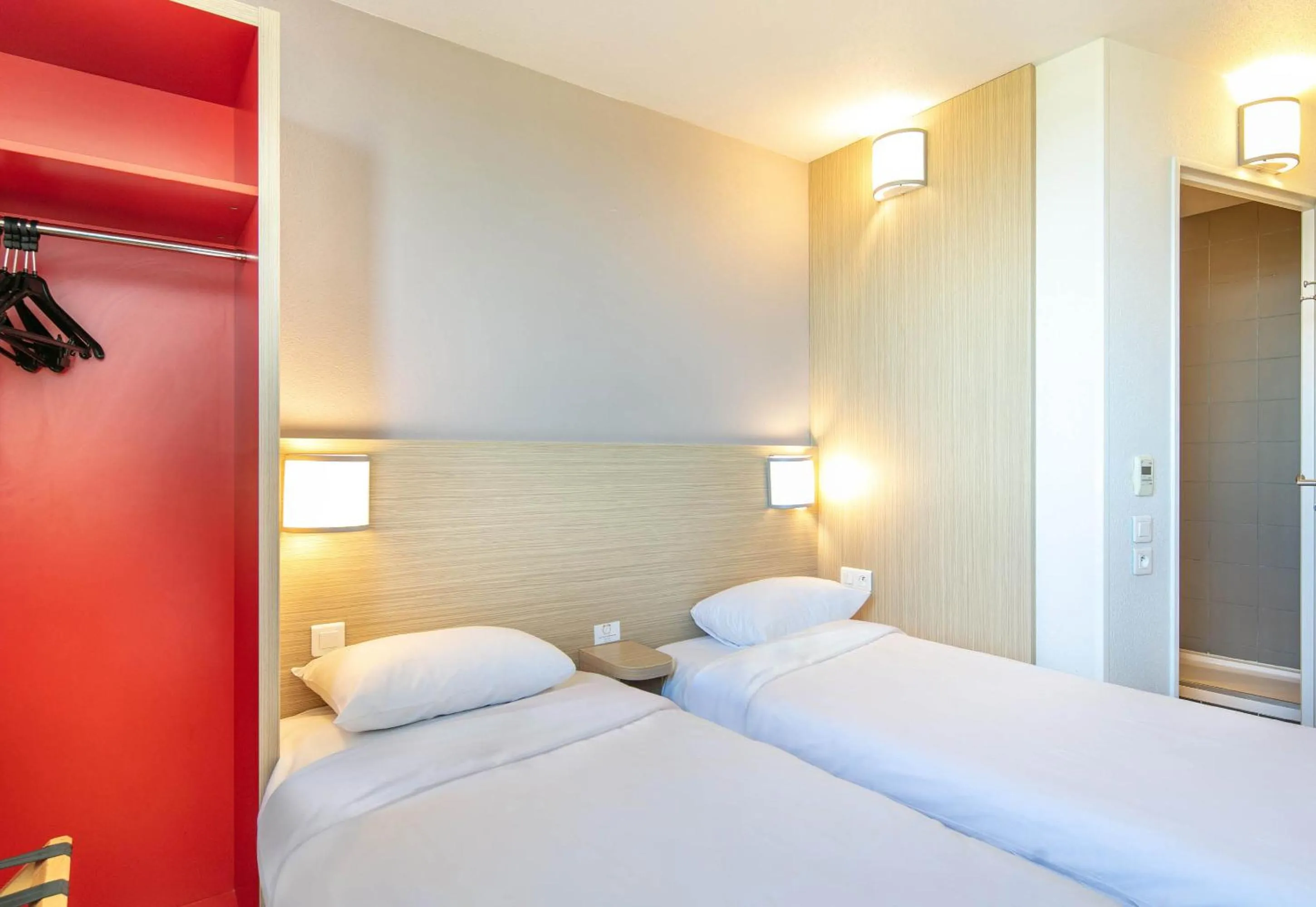 Bedroom, Bed in B&B HOTEL Lyon Aéroport Saint-Quentin-Fallavier