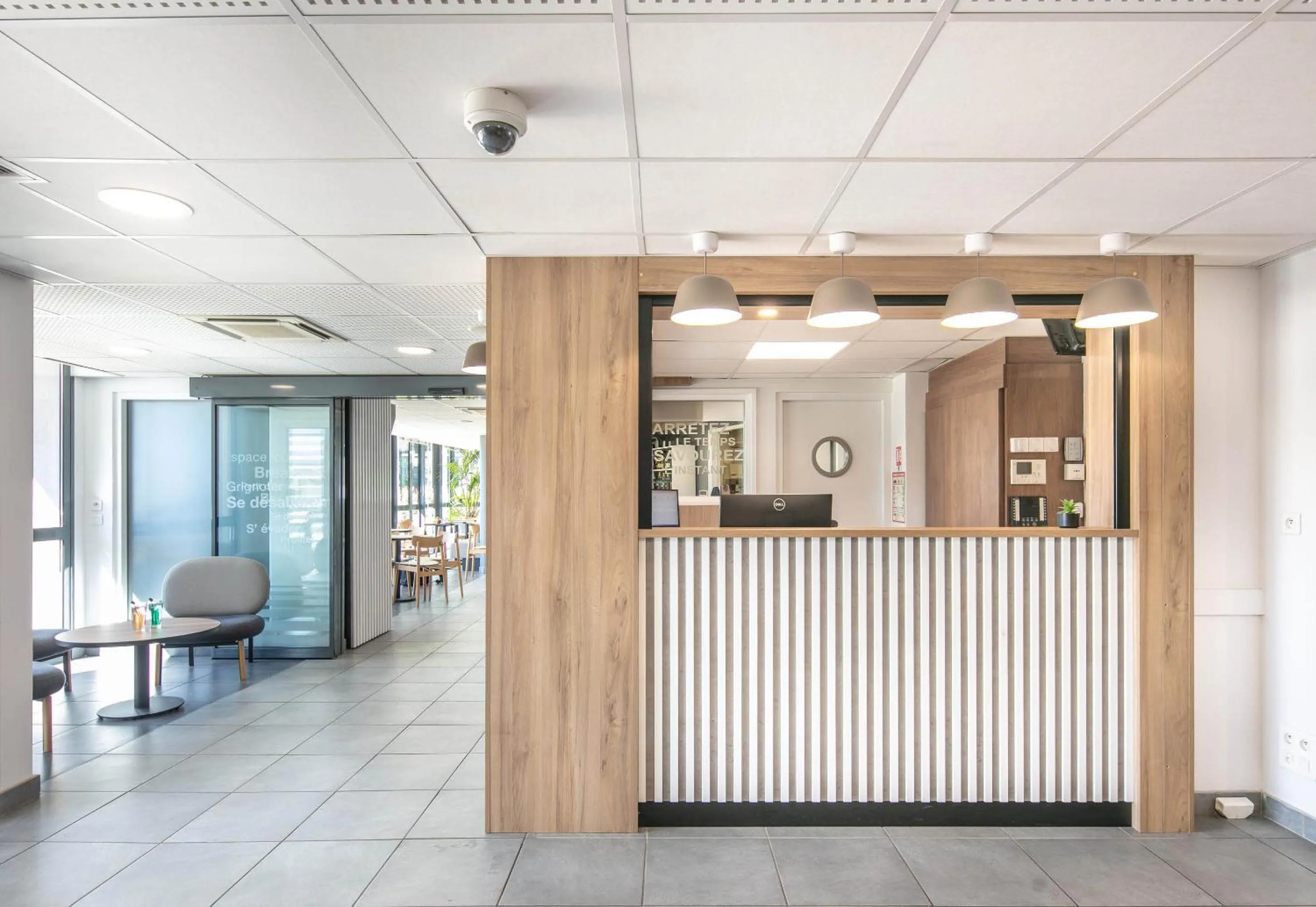 Lobby or reception in B&B HOTEL Lyon Aéroport Saint-Quentin-Fallavier