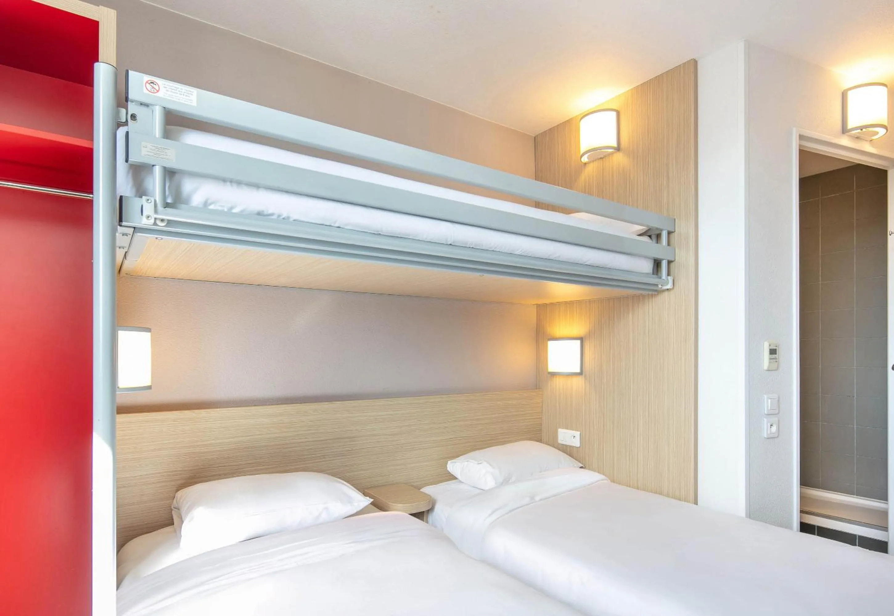 Bedroom, Bed in B&B HOTEL Lyon Aéroport Saint-Quentin-Fallavier