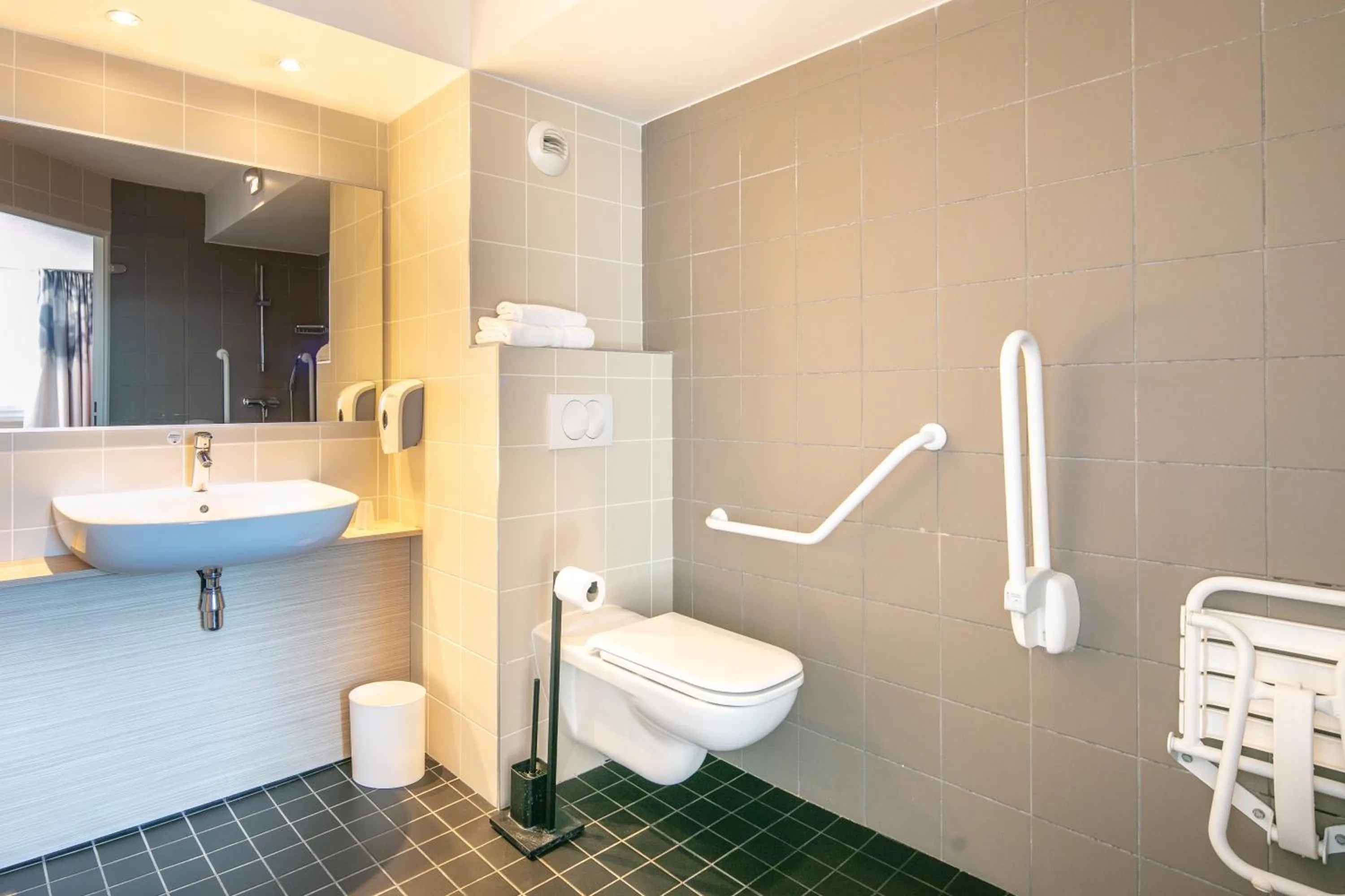 Shower in B&B HOTEL Lyon Aéroport Saint-Quentin-Fallavier