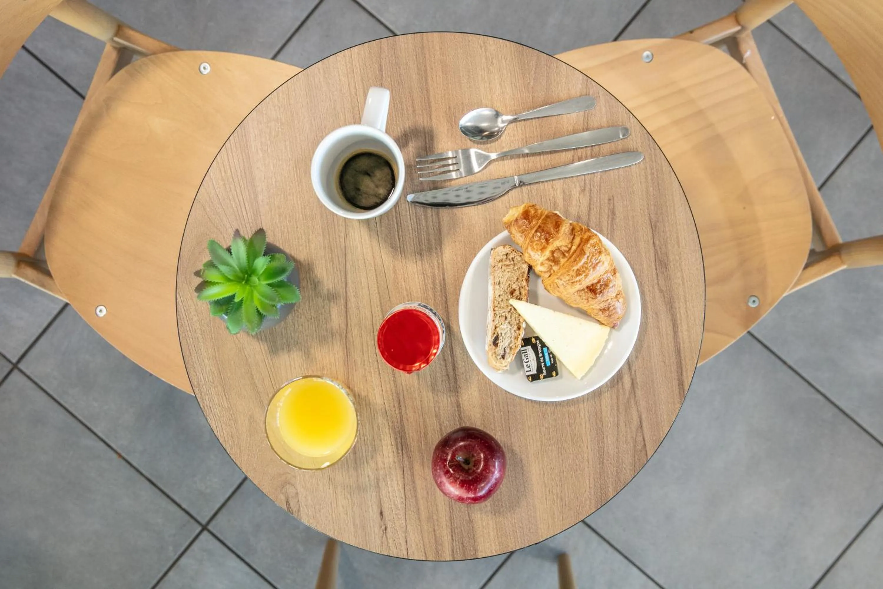 Restaurant/places to eat in B&B HOTEL Lyon Aéroport Saint-Quentin-Fallavier