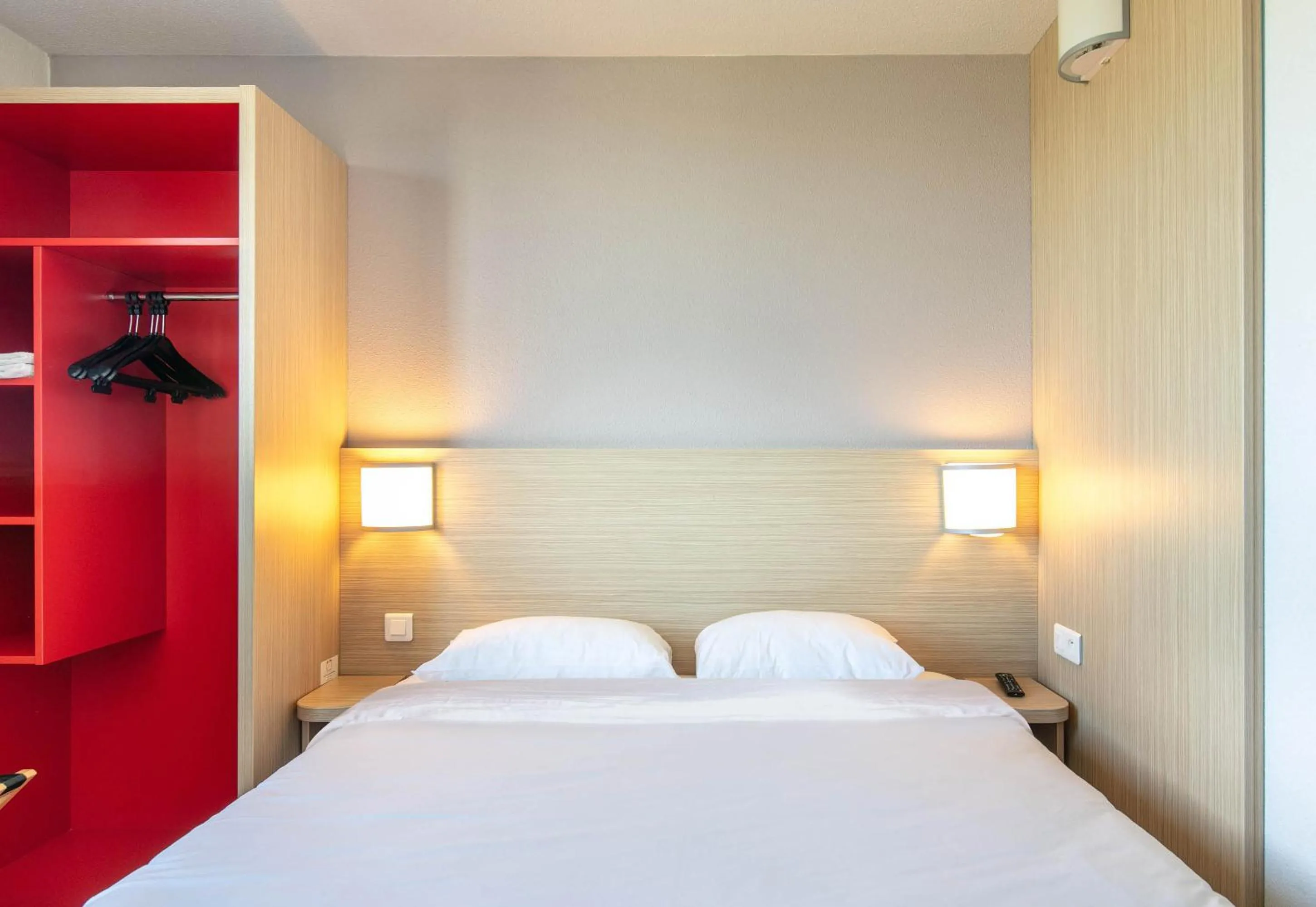 Bedroom, Bed in B&B HOTEL Lyon Aéroport Saint-Quentin-Fallavier