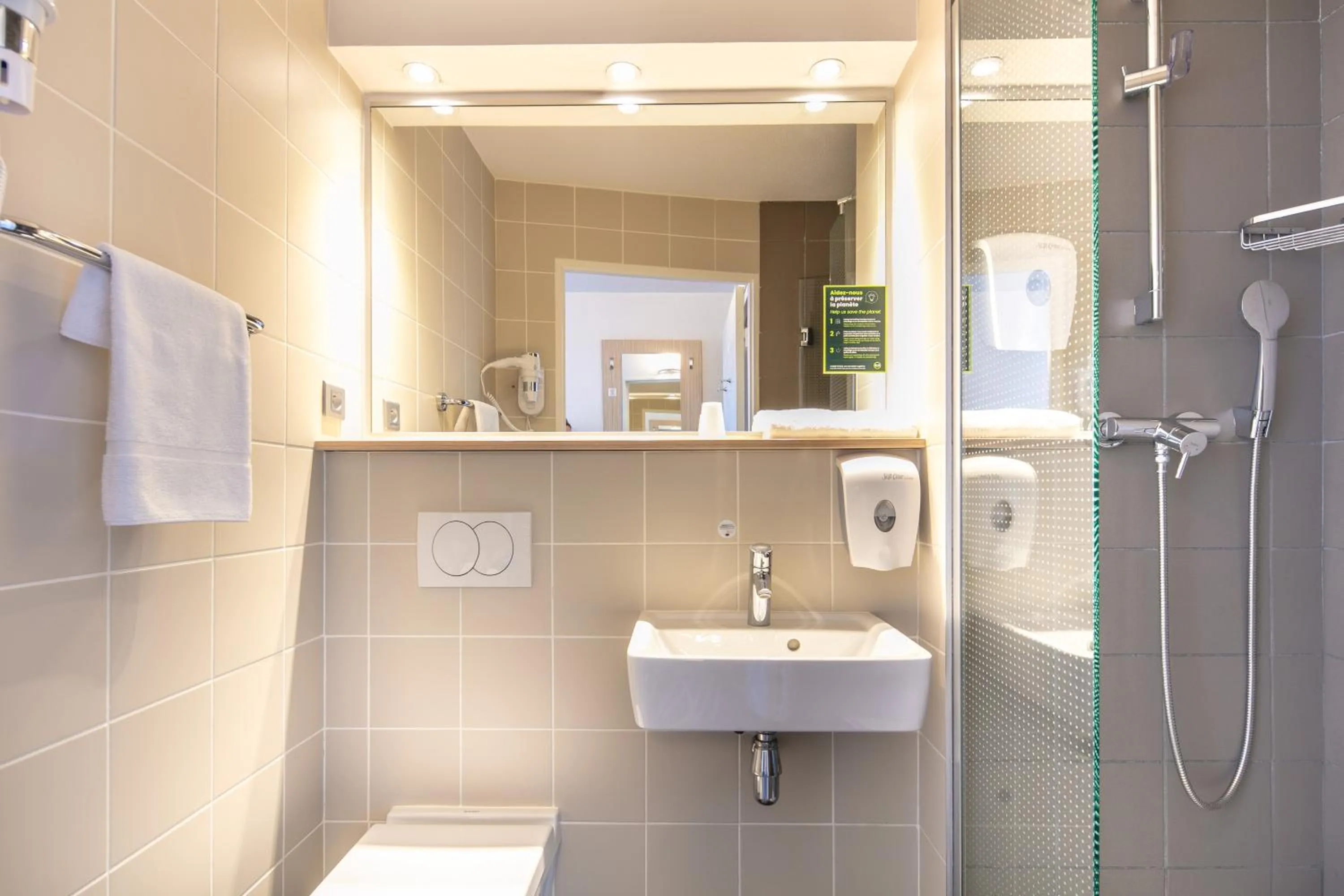 Shower in B&B HOTEL Lyon Aéroport Saint-Quentin-Fallavier