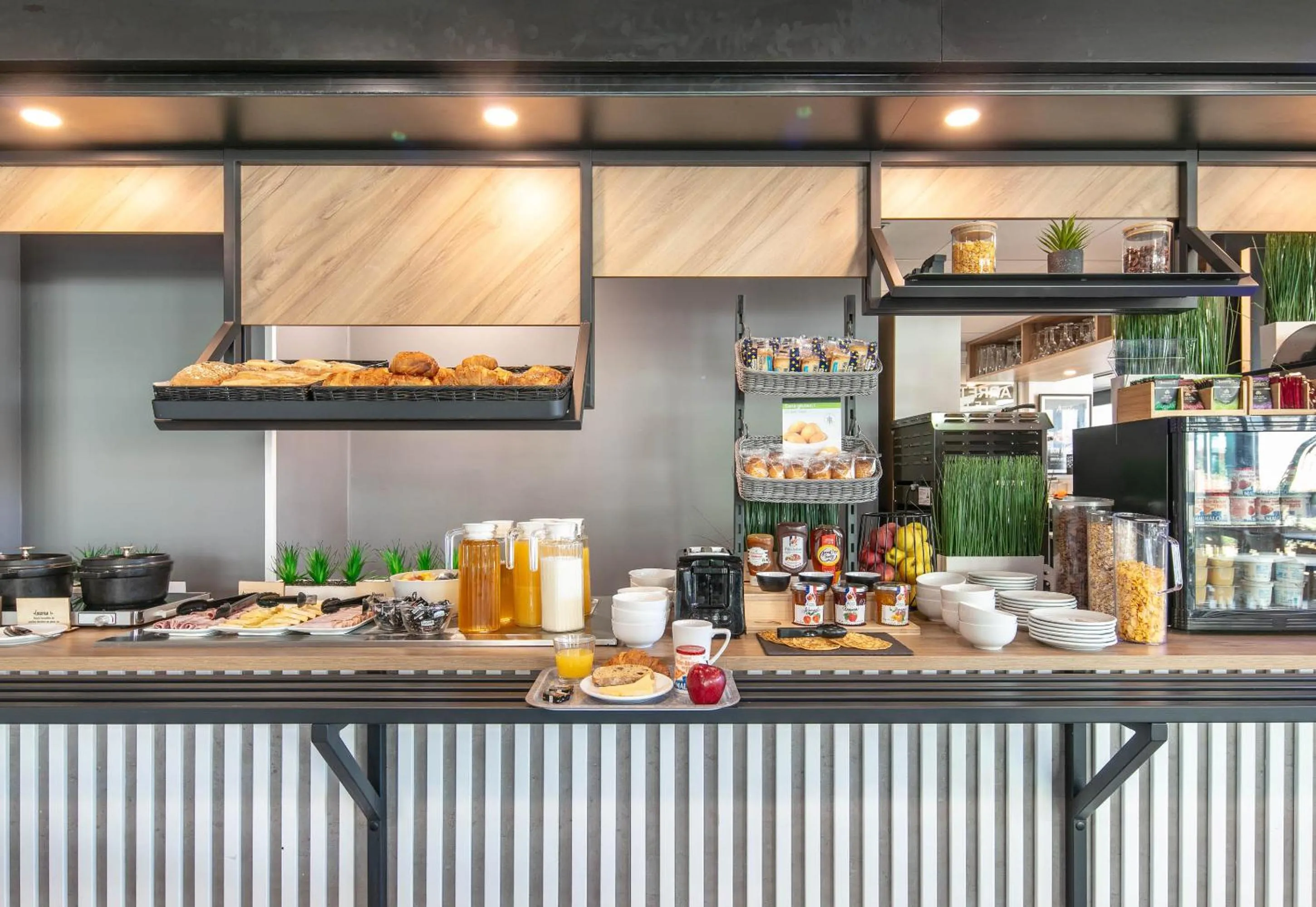 Buffet breakfast in B&B HOTEL Lyon Aéroport Saint-Quentin-Fallavier