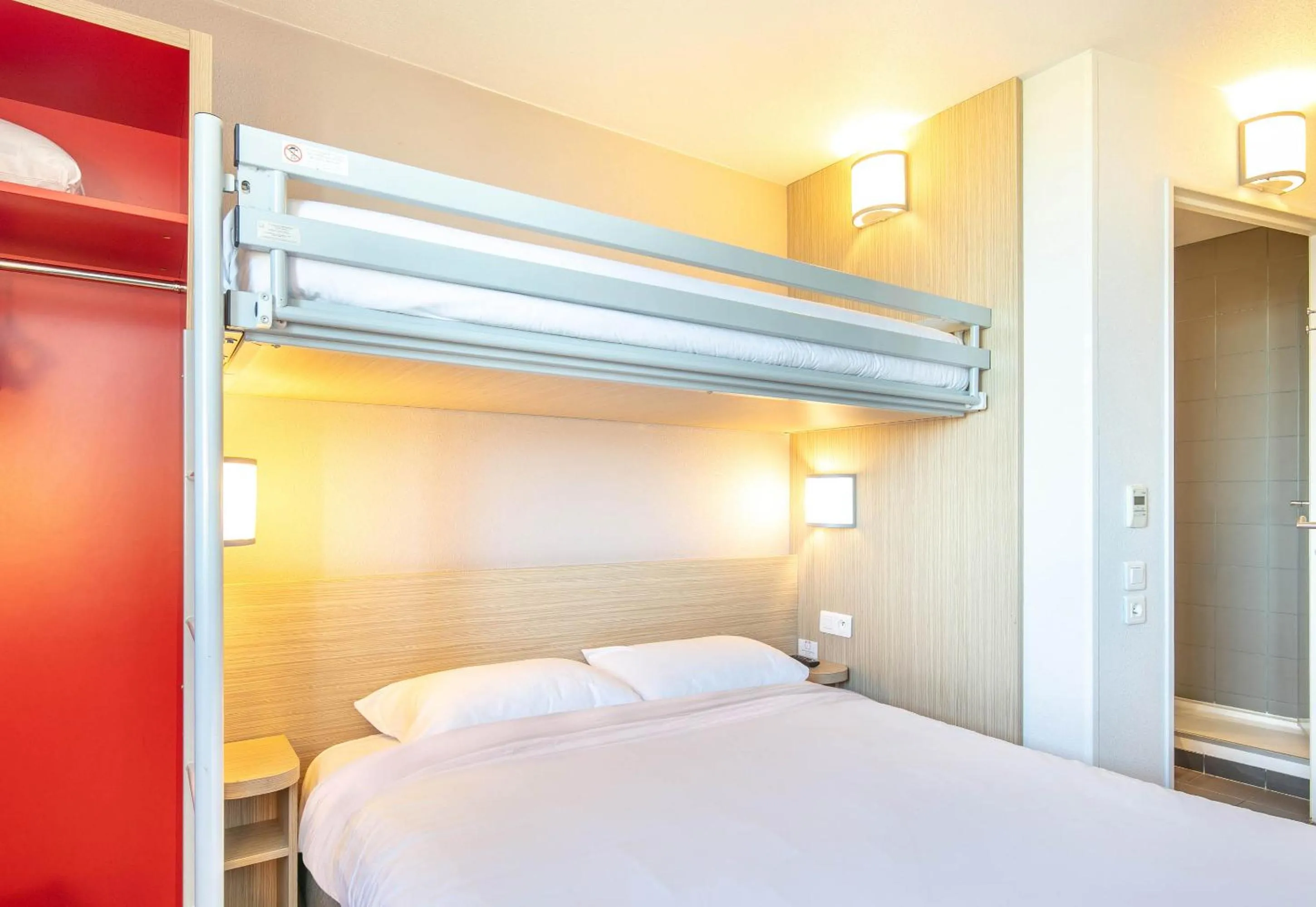 Bedroom, Bed in B&B HOTEL Lyon Aéroport Saint-Quentin-Fallavier