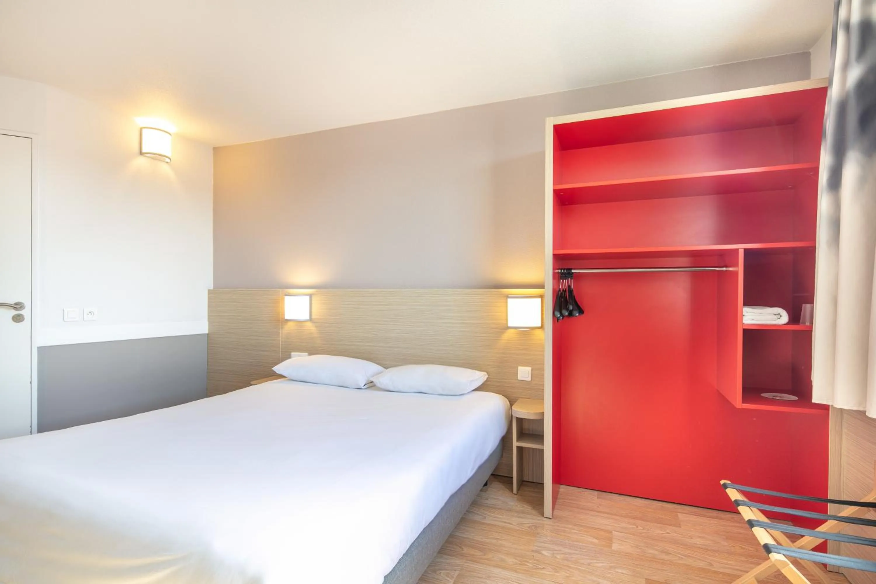 Bed in B&B HOTEL Lyon Aéroport Saint-Quentin-Fallavier