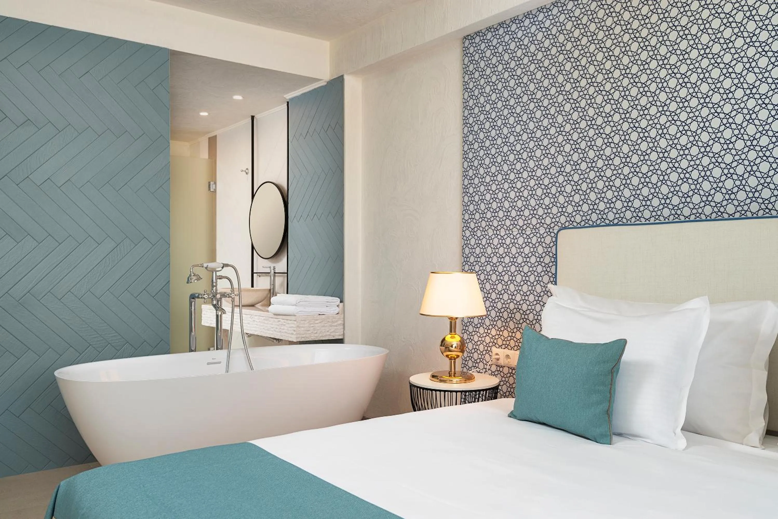 Open Air Bath, Bed in Siena Premium Retreat