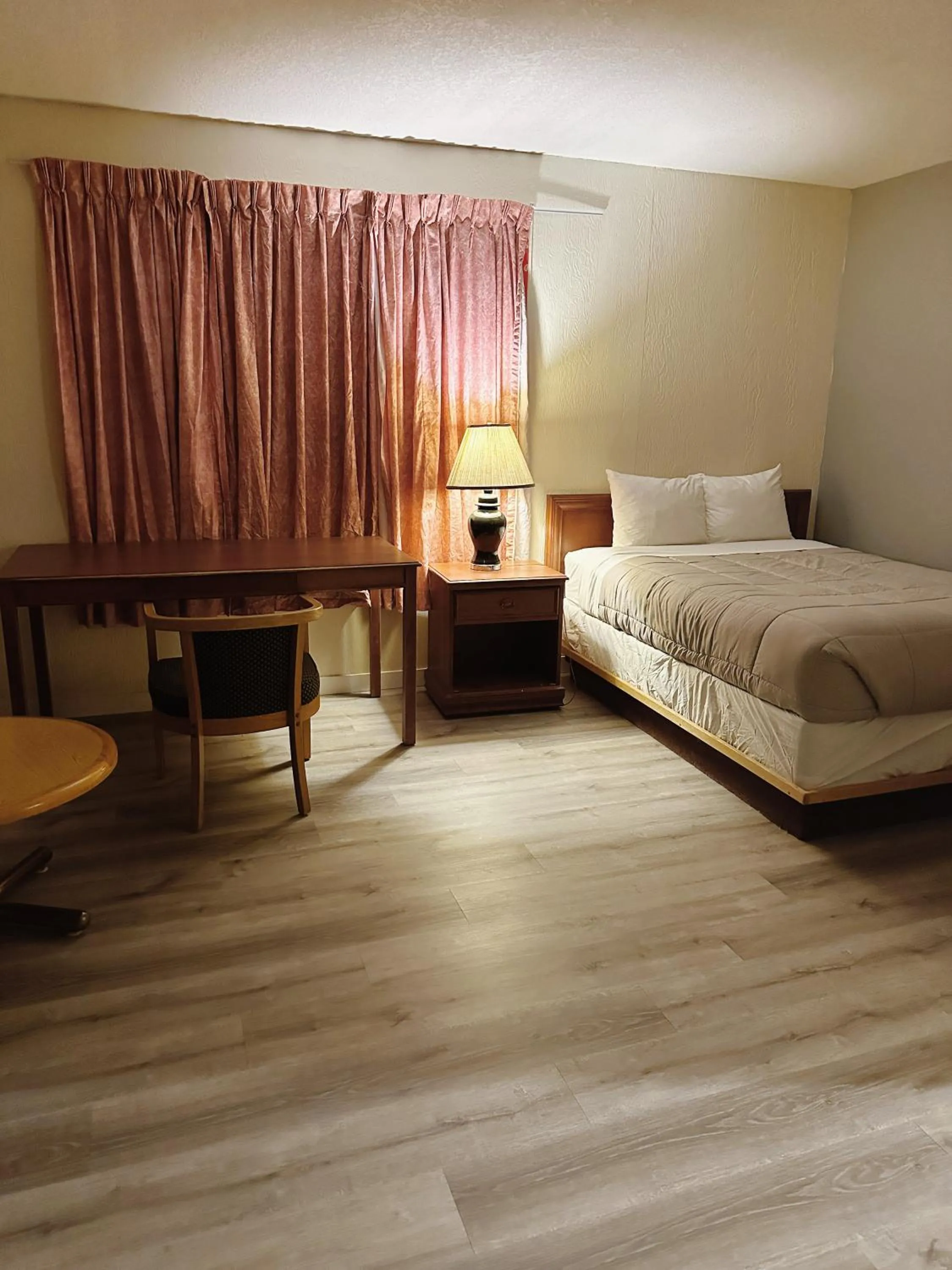 Photo of the whole room, Bed in Uptown Motel