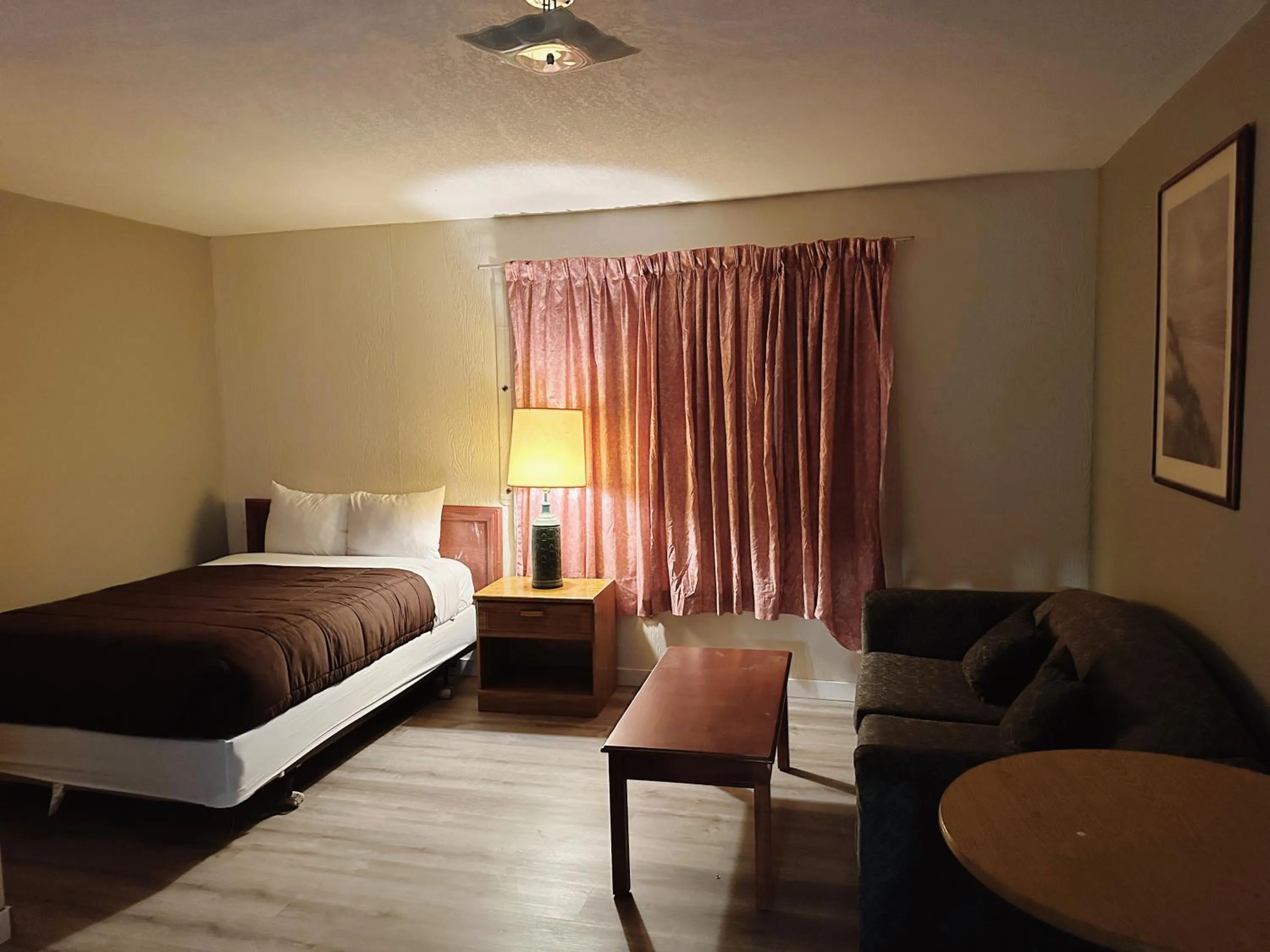 Living room, Bed in Uptown Motel