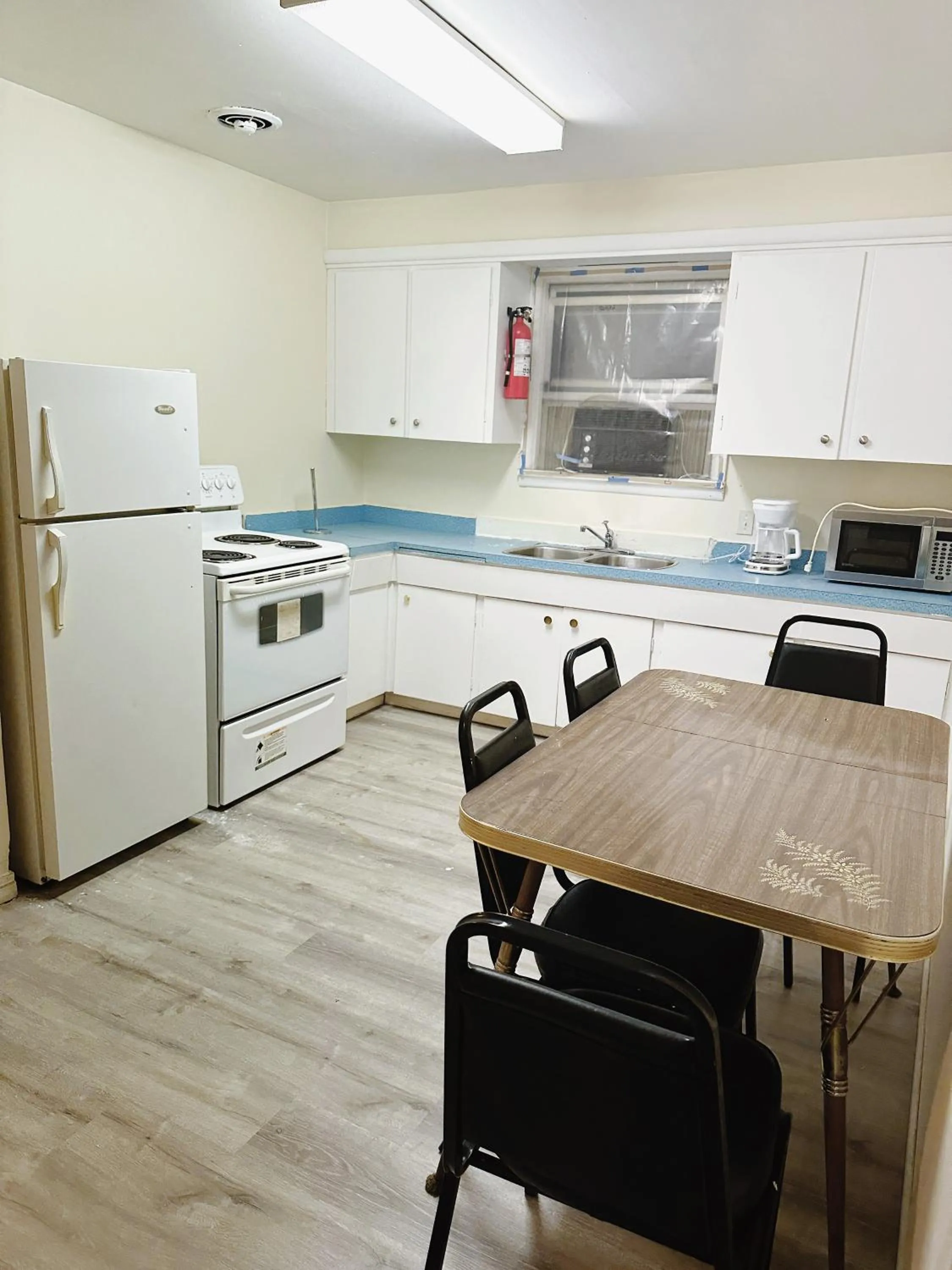 Kitchen or kitchenette in Uptown Motel