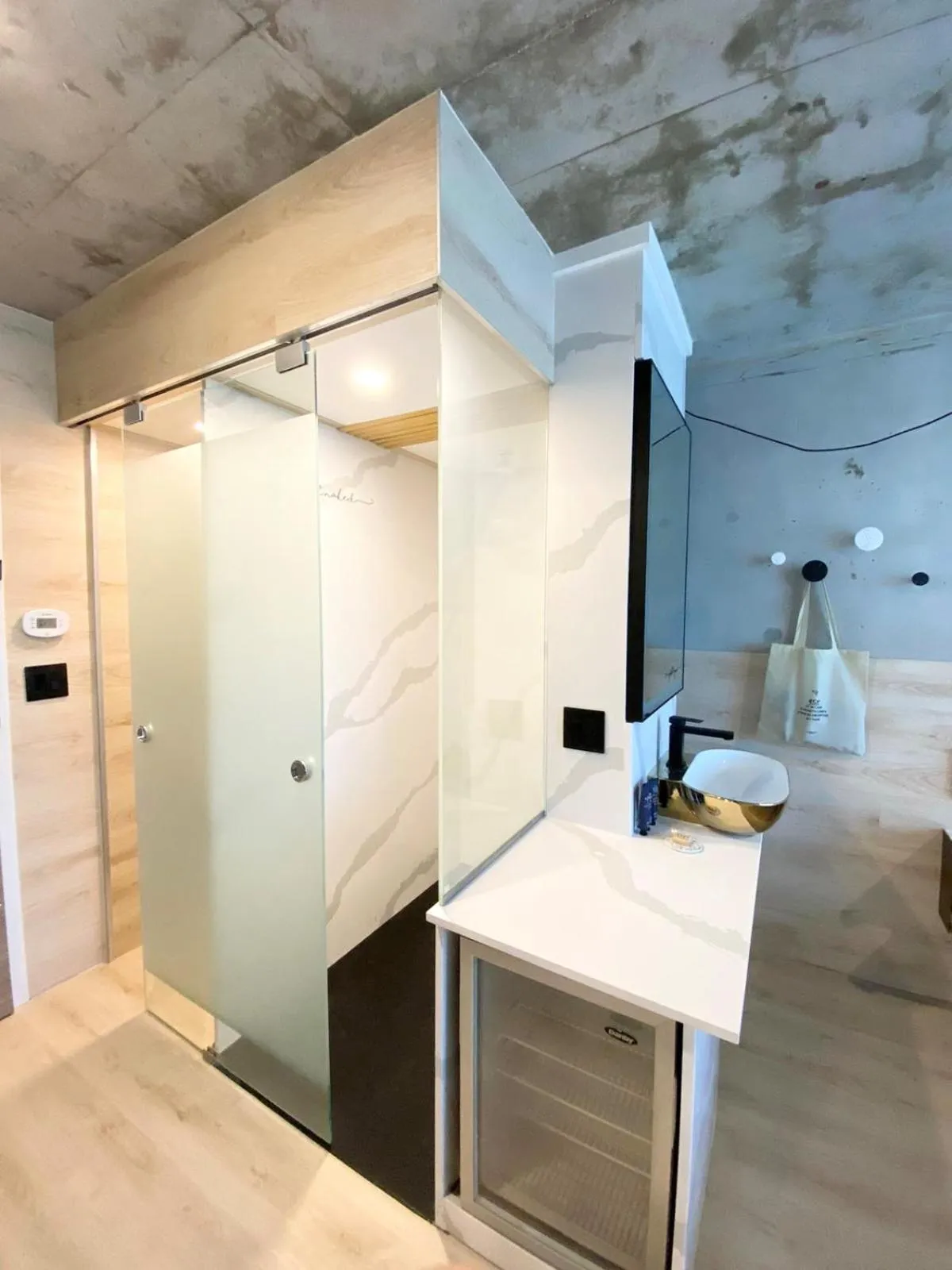 Bathroom, Bed in Kompose Boutique Hotel Sarasota