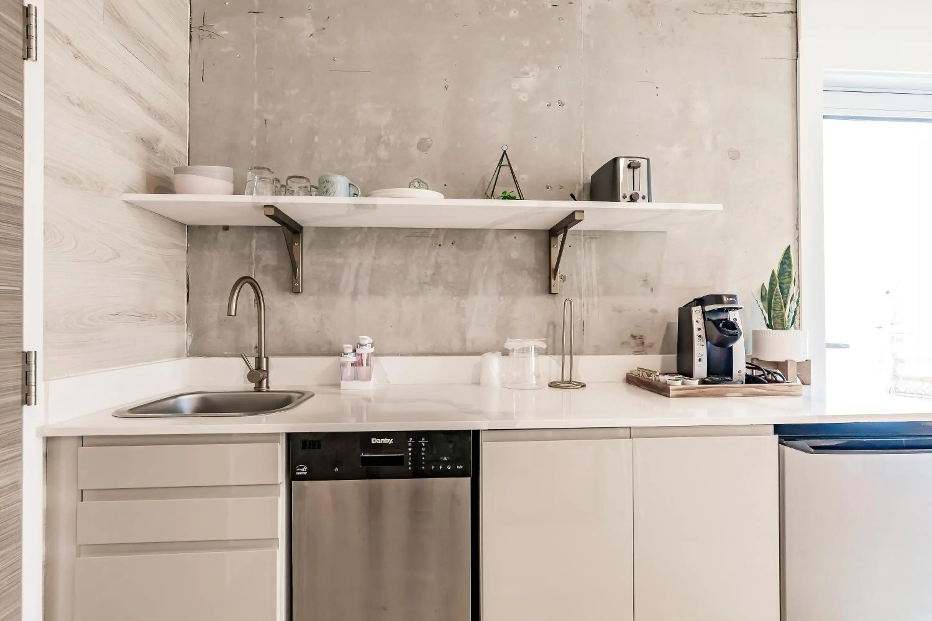 Kitchen or kitchenette in Kompose Boutique Hotel Sarasota