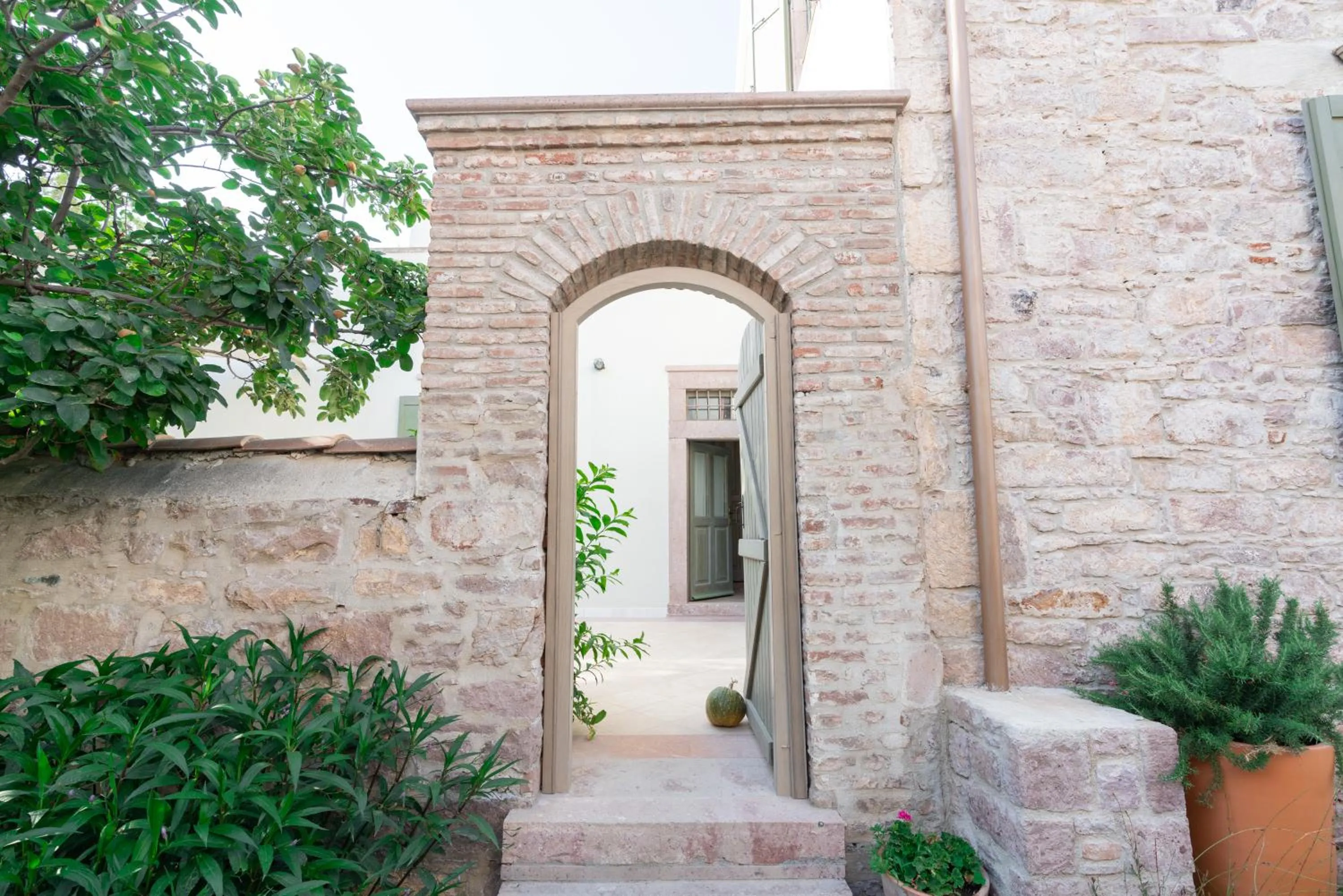 Facade/entrance in Elia Hotel Cunda by Ortunc