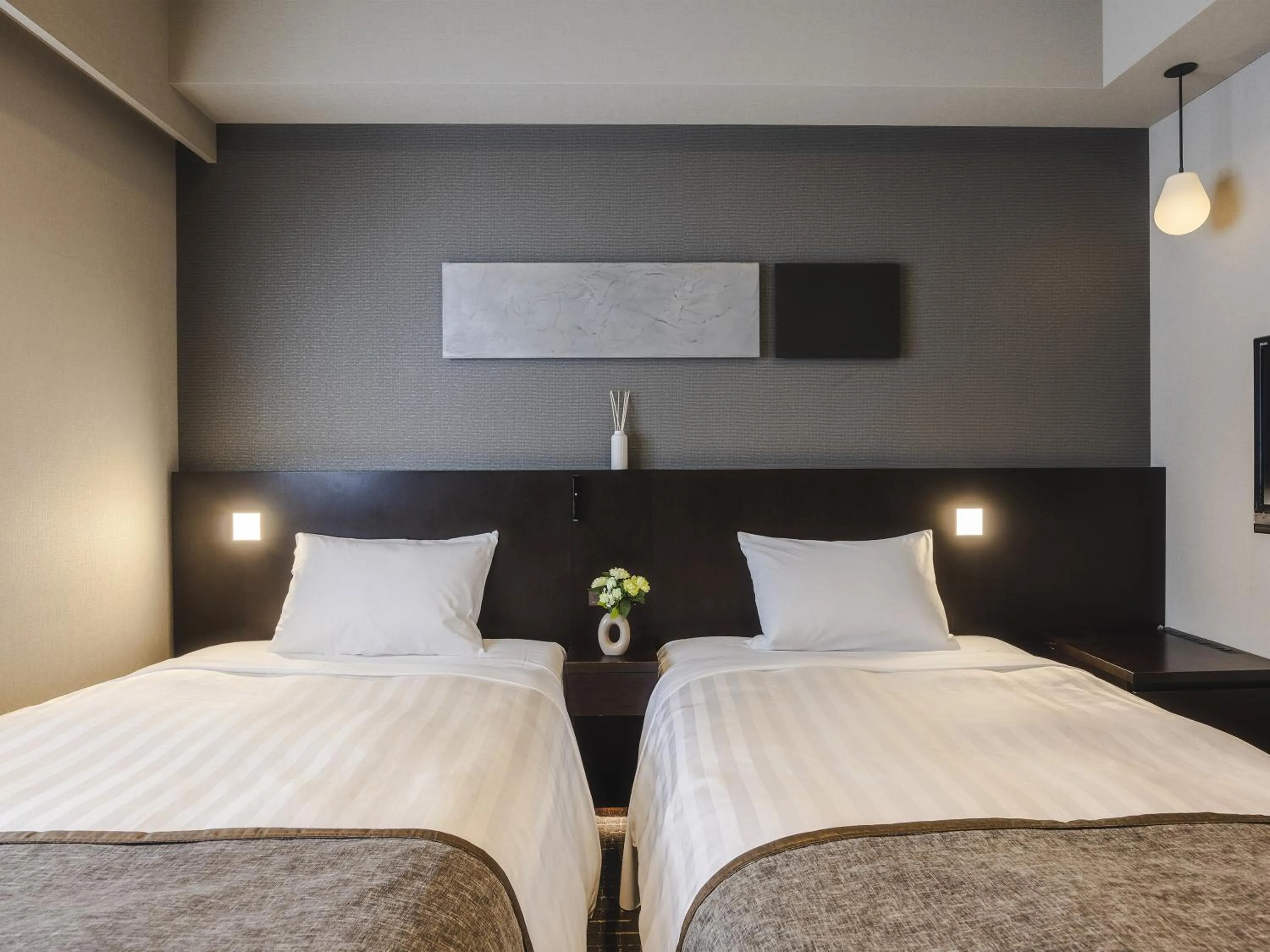 Photo of the whole room, Bed in Hiroshima Washington Hotel