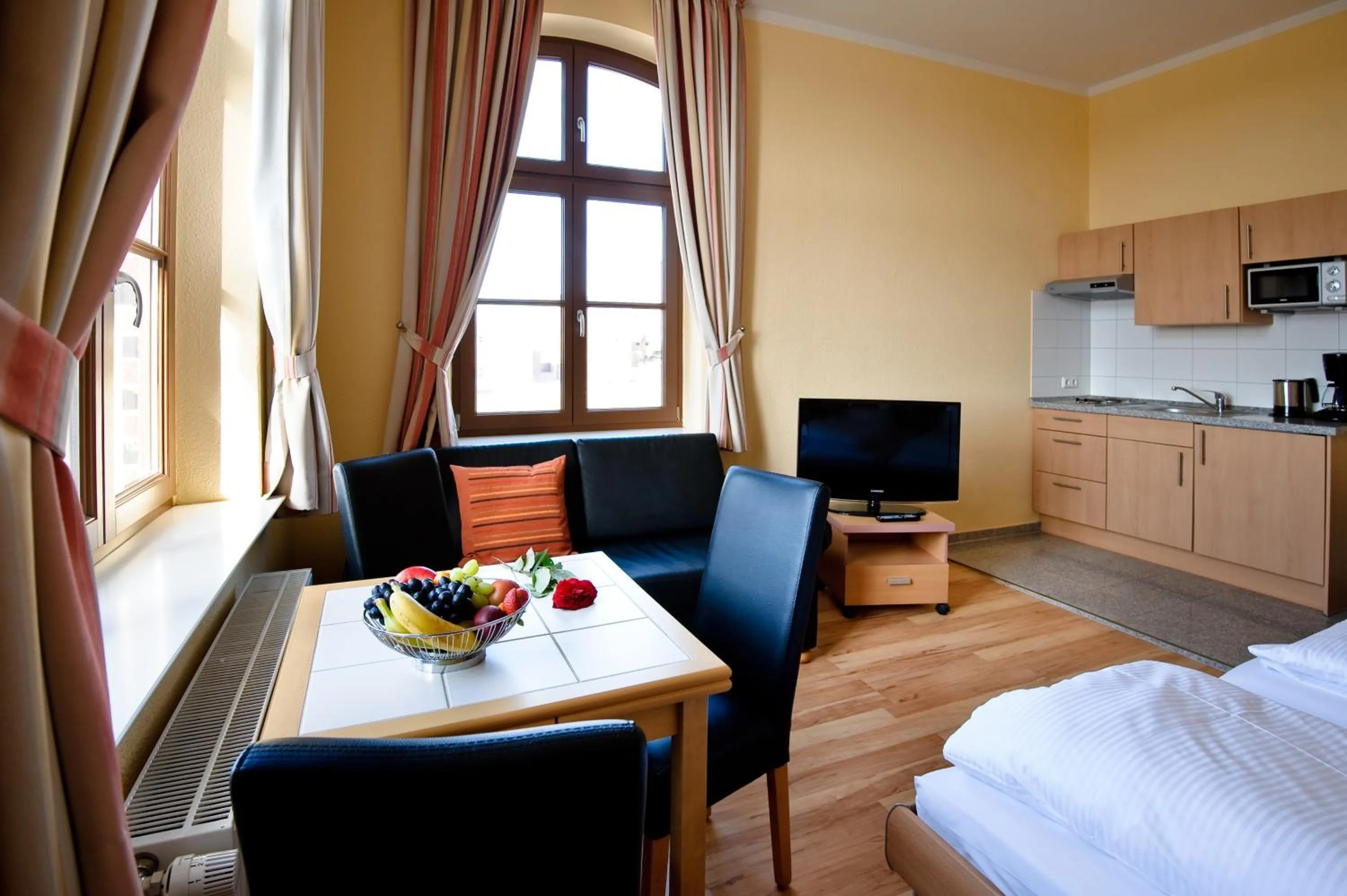 Kitchen or kitchenette, Bed in Hotel Am Alten Hafen
