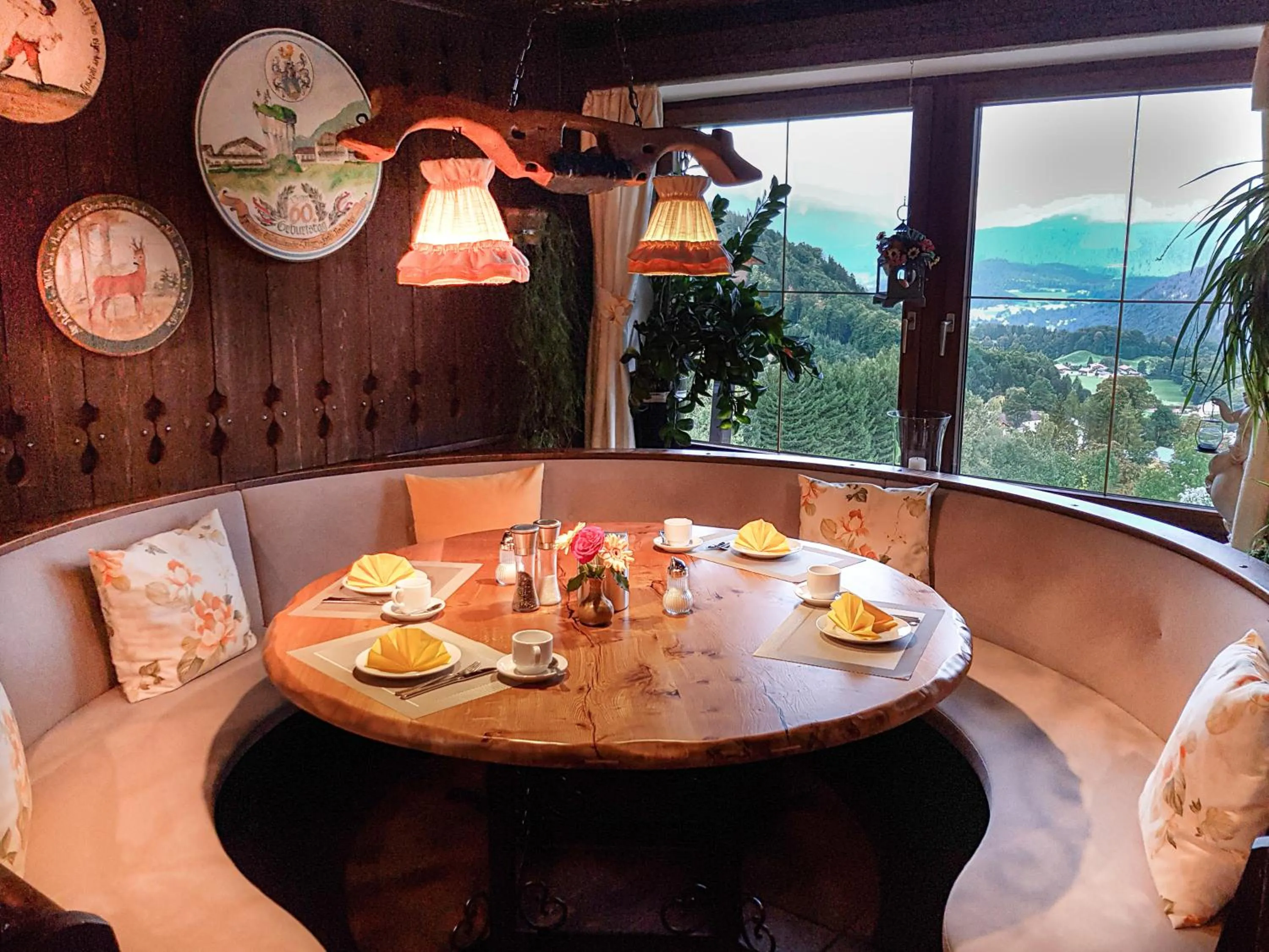 Restaurant/places to eat in Alpenhotel Denninglehen