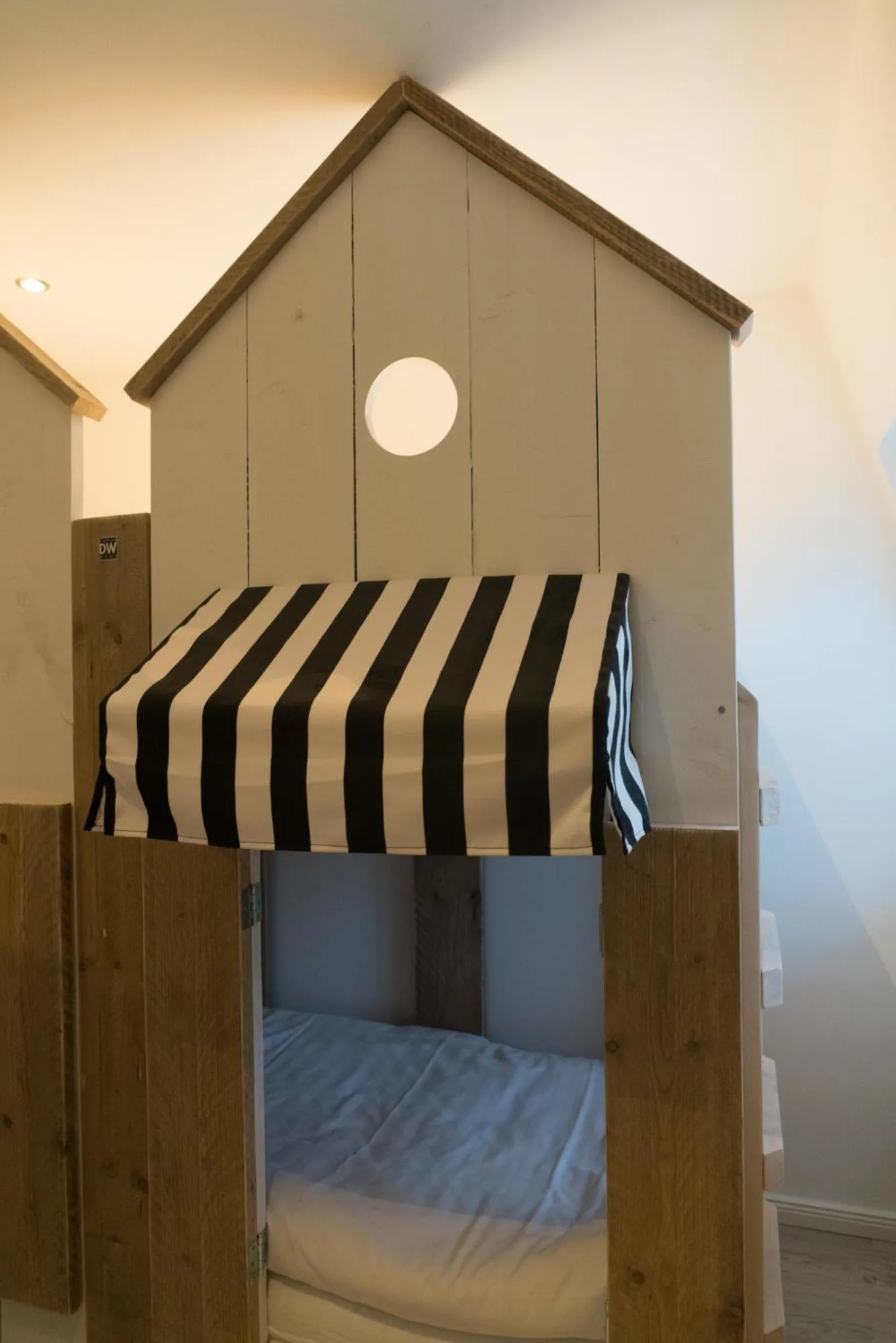 young children, Bed in Hotel Stadt Cuxhaven