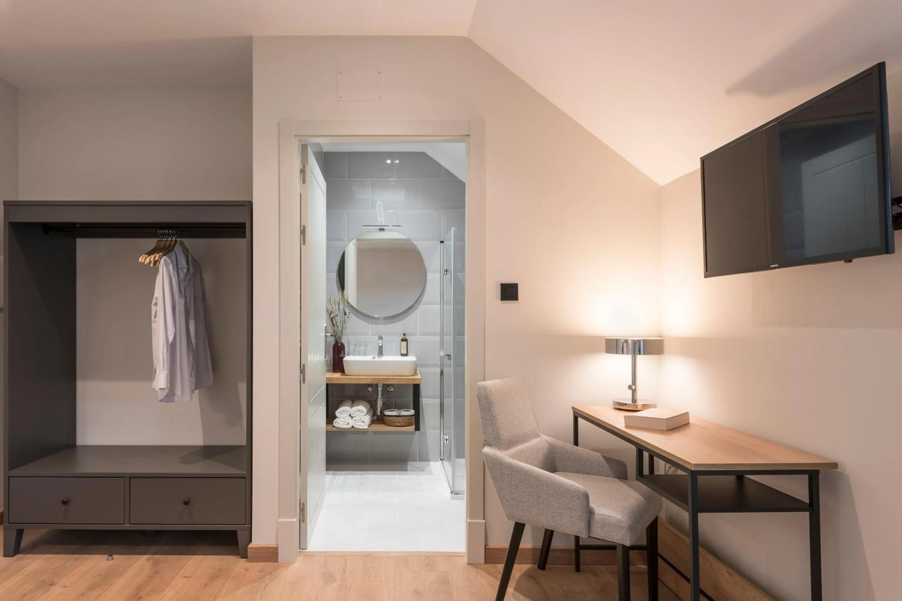 Bathroom, Bed in Rías Altas - Hotel