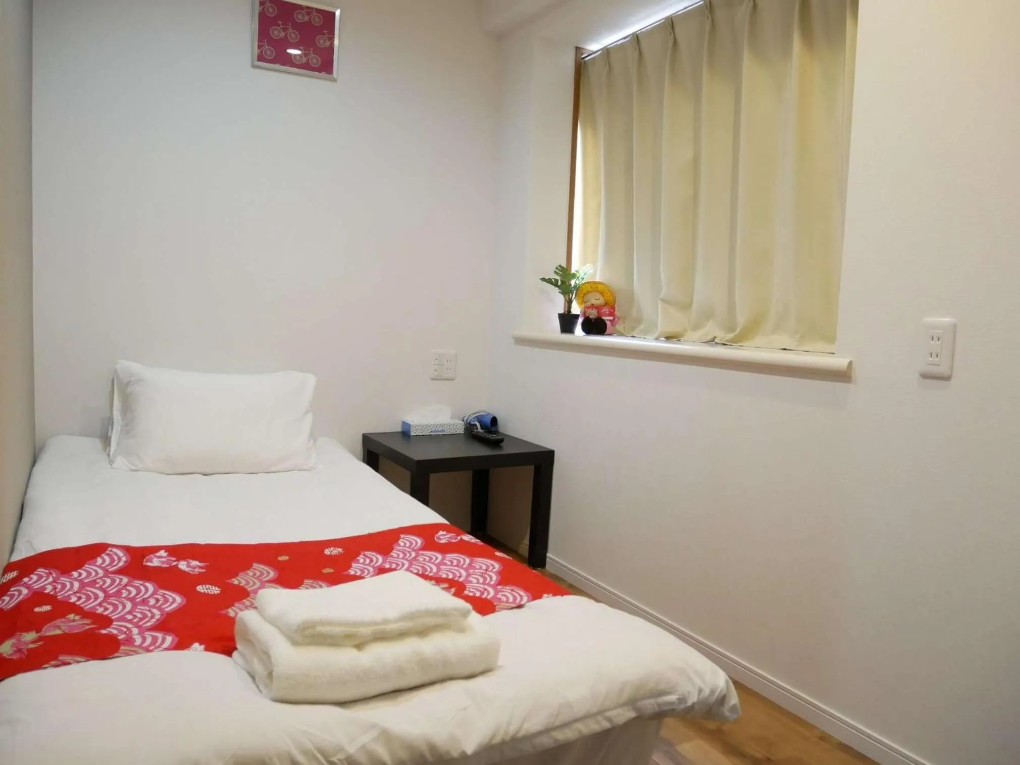 Photo of the whole room, Bed in Tokyo shinjukutei Hotel Asahi gruop 東京新宿亭ホテル