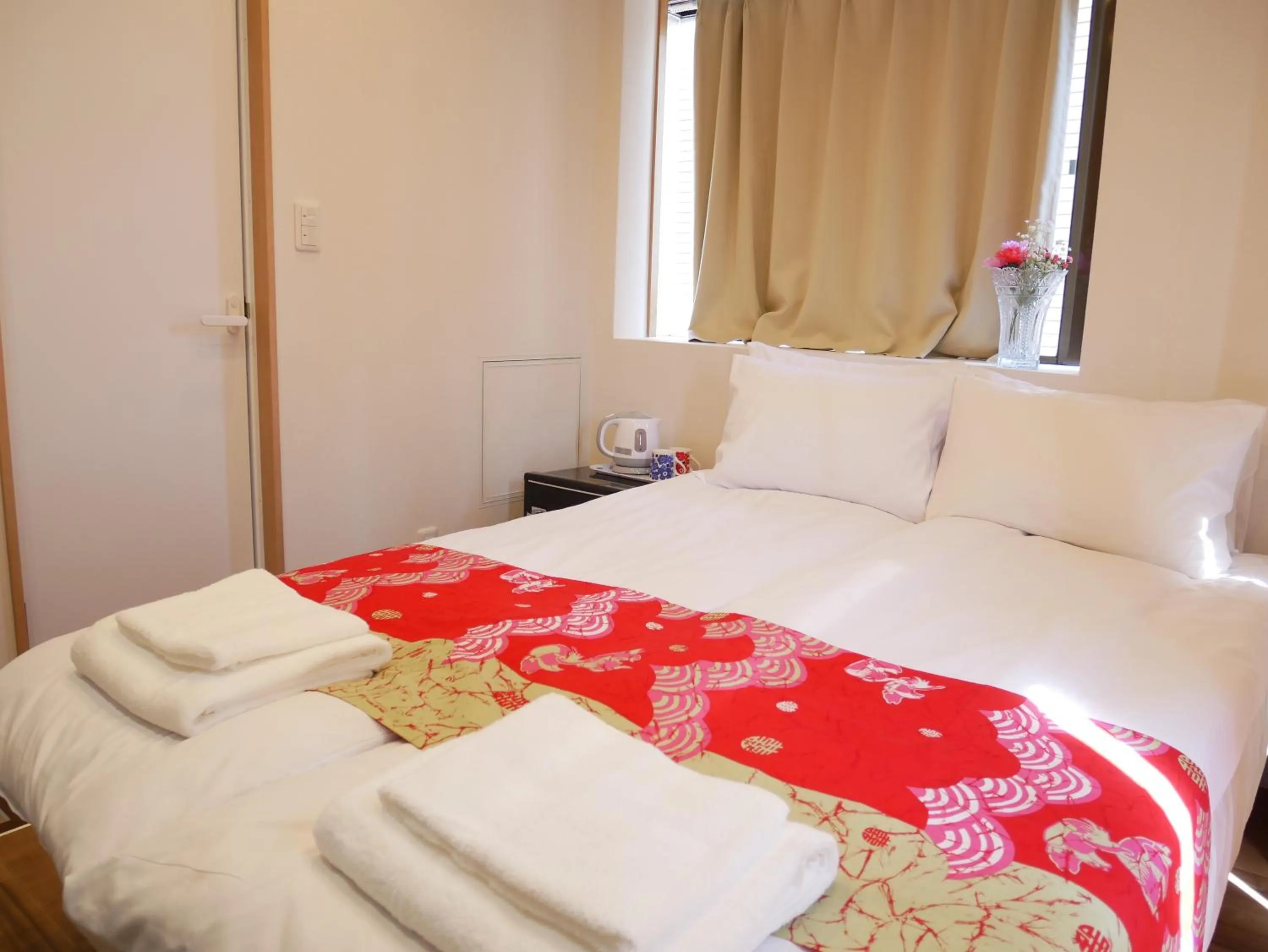 Photo of the whole room, Bed in Tokyo shinjukutei Hotel Asahi gruop 東京新宿亭ホテル