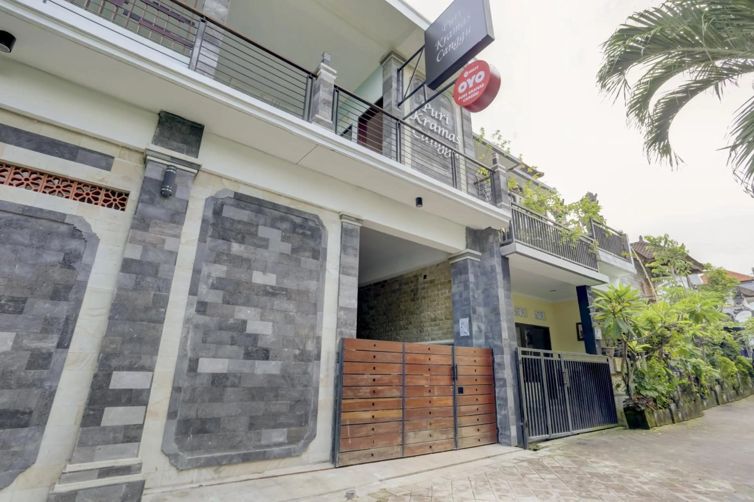 Facade/entrance in OYO Puri Kramas Canggu