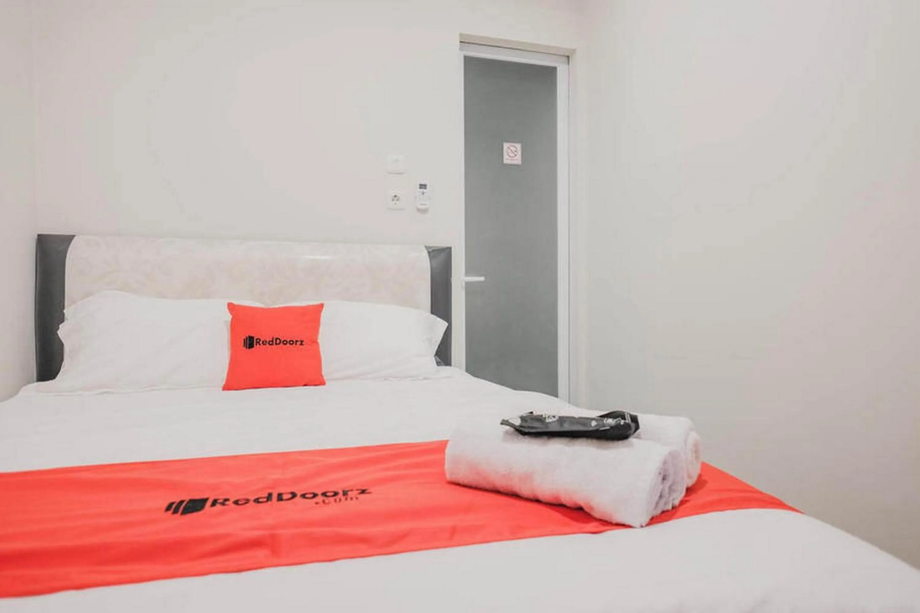 Bed in RedDoorz Plus near Soekarno Hatta Airport Taman Mahkota