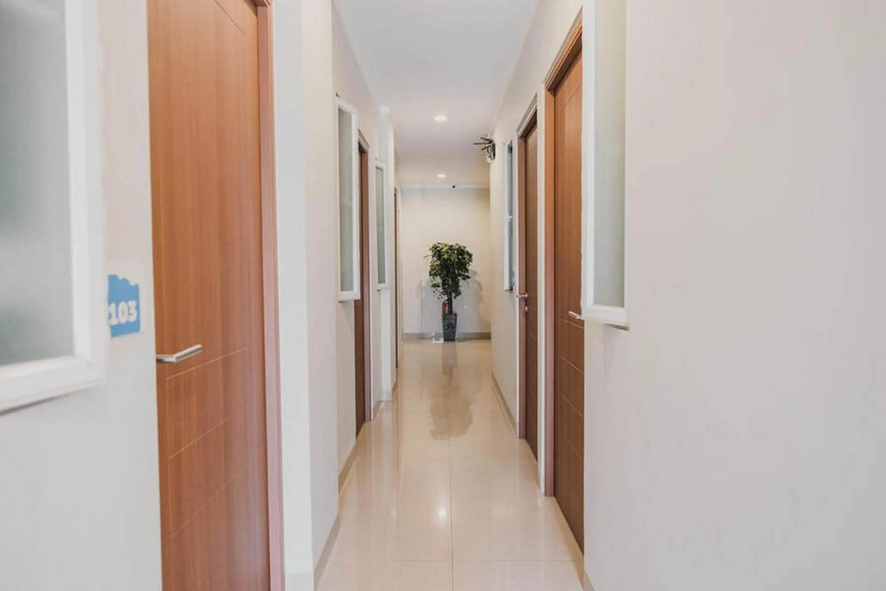 RedDoorz Plus near Soekarno Hatta Airport Taman Mahkota