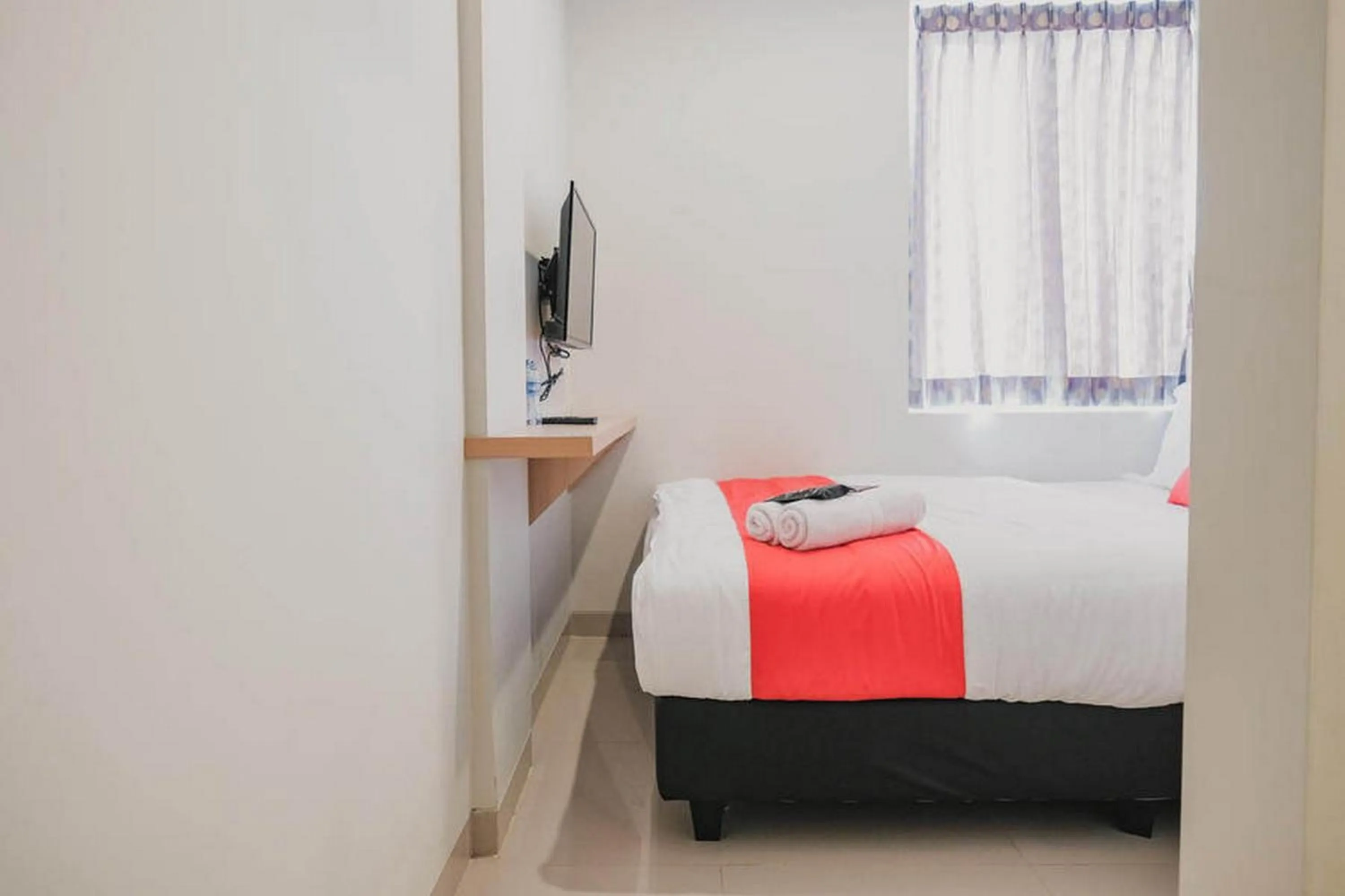 Bed in RedDoorz Plus near Soekarno Hatta Airport Taman Mahkota