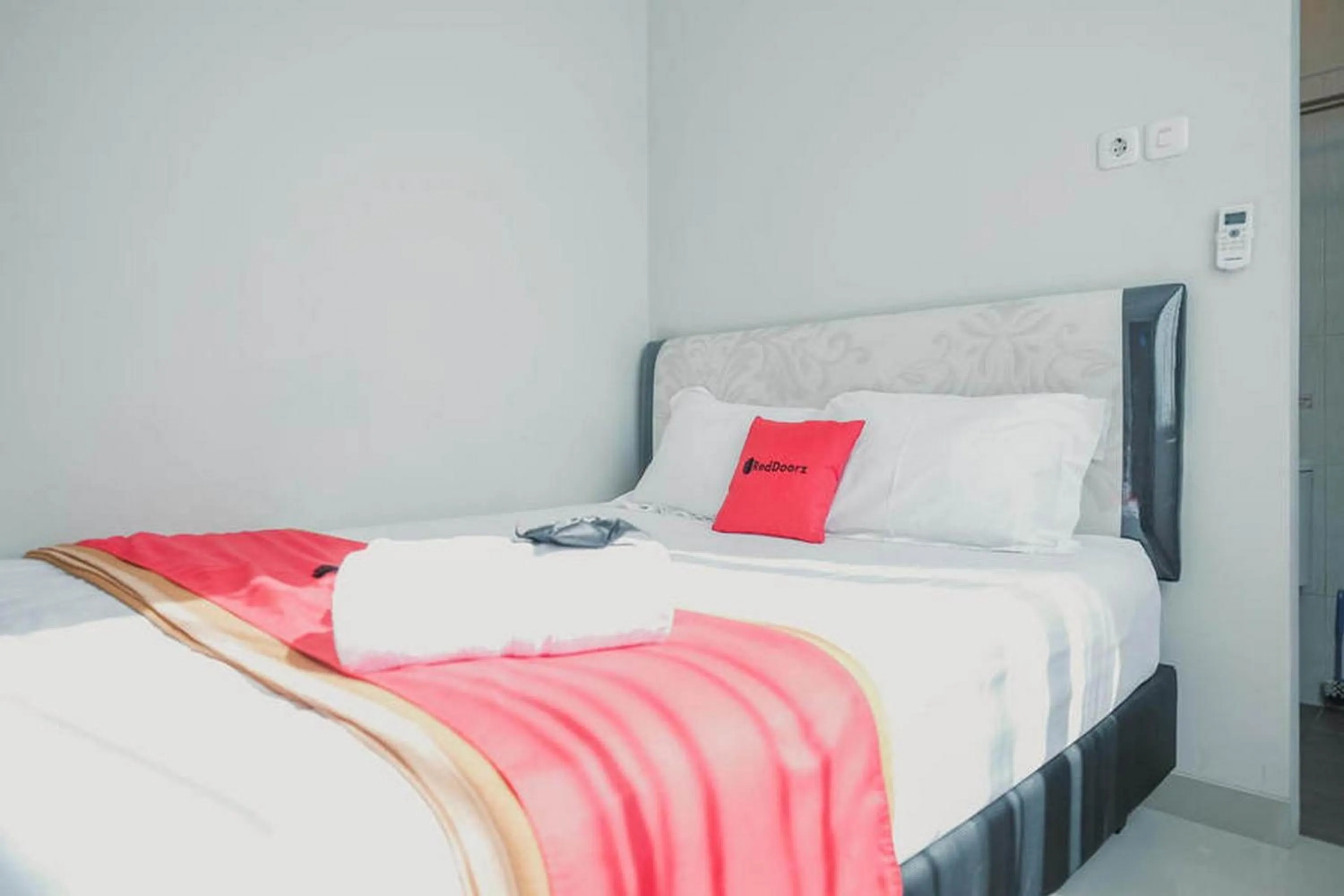 Bed in RedDoorz Plus near Soekarno Hatta Airport Taman Mahkota