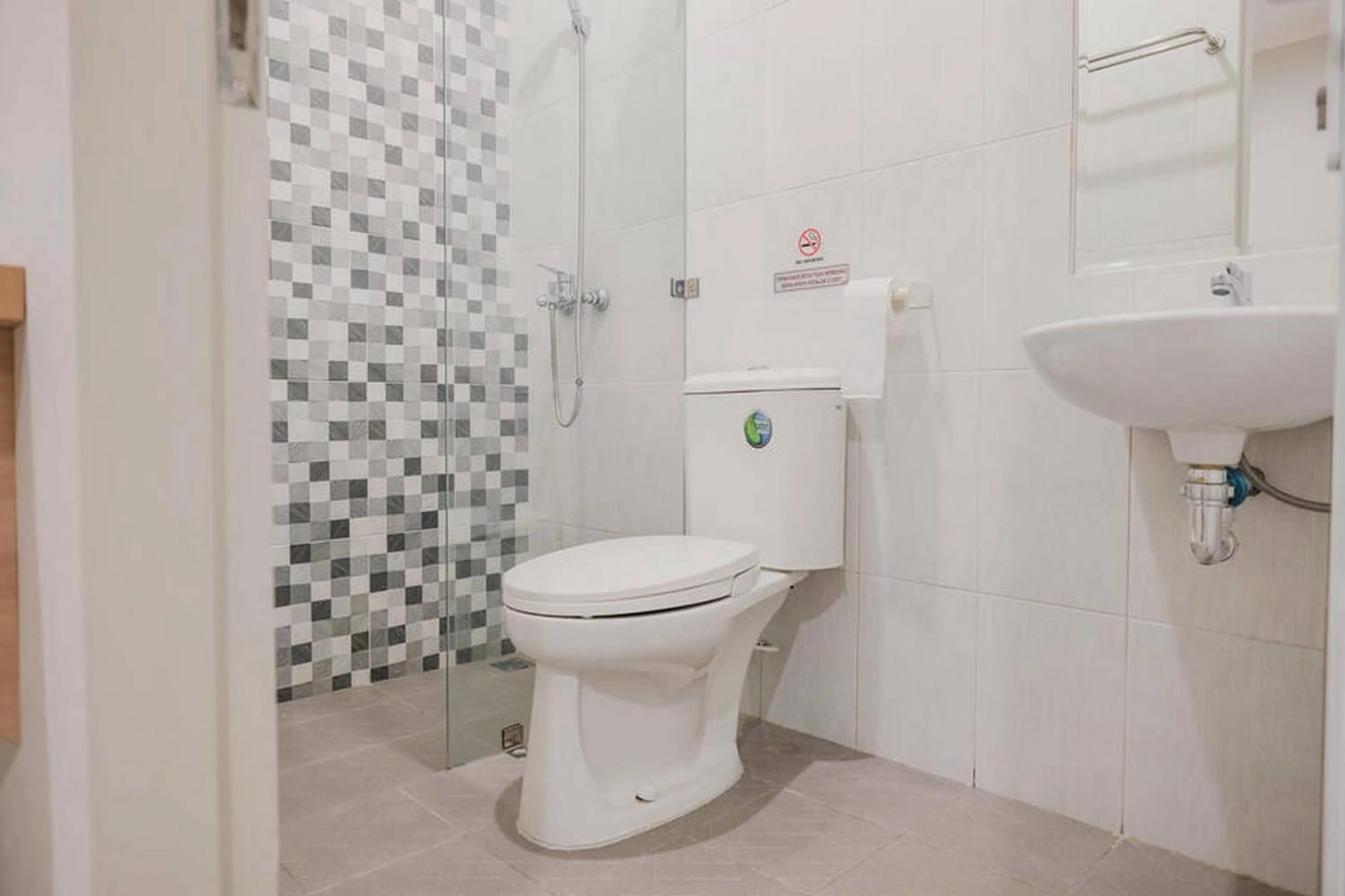 RedDoorz Plus near Soekarno Hatta Airport Taman Mahkota