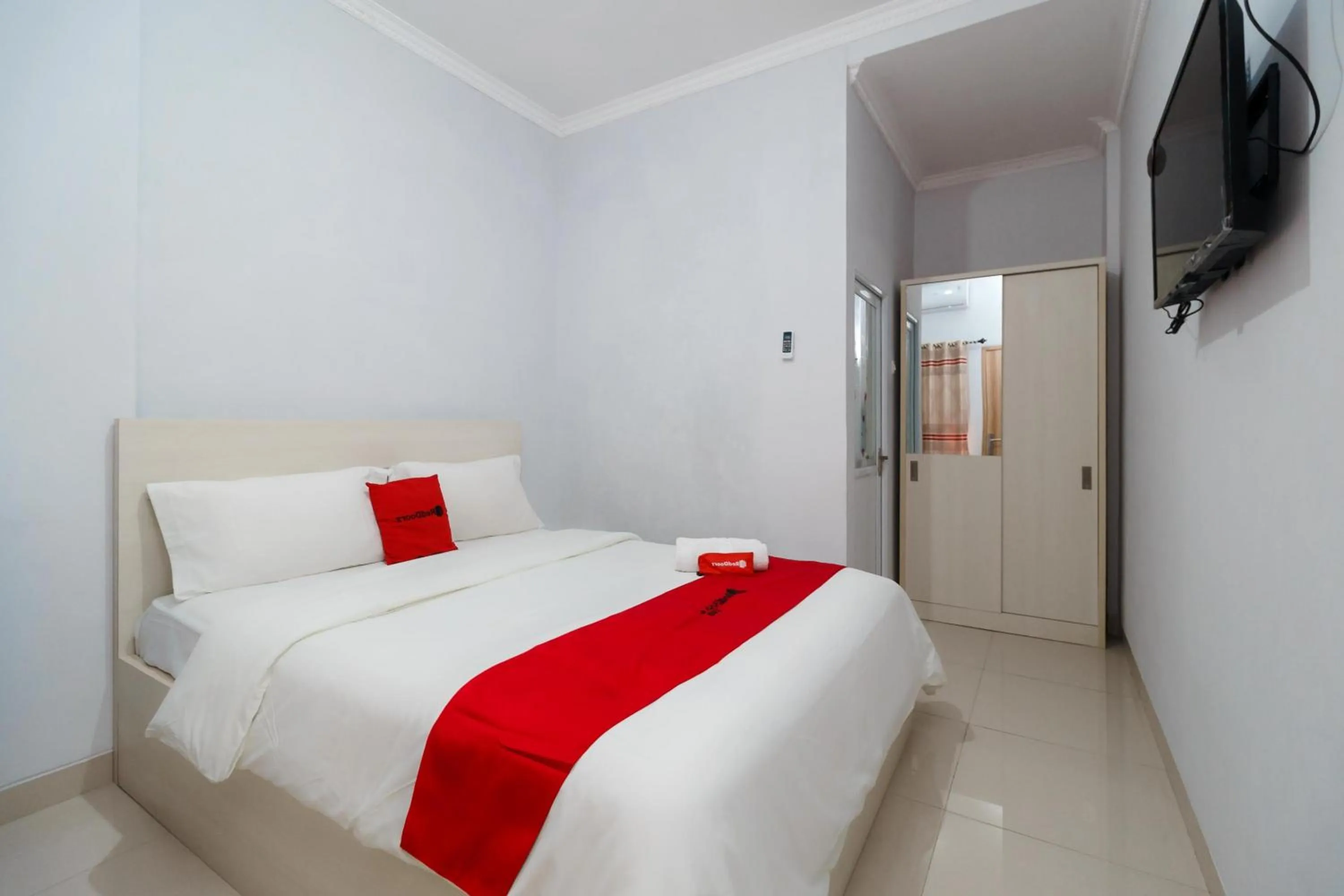 Bed in RedDoorz Plus near Soekarno Hatta Airport Taman Mahkota