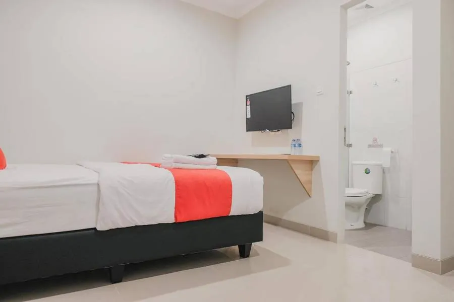 Bed in RedDoorz Plus near Soekarno Hatta Airport Taman Mahkota