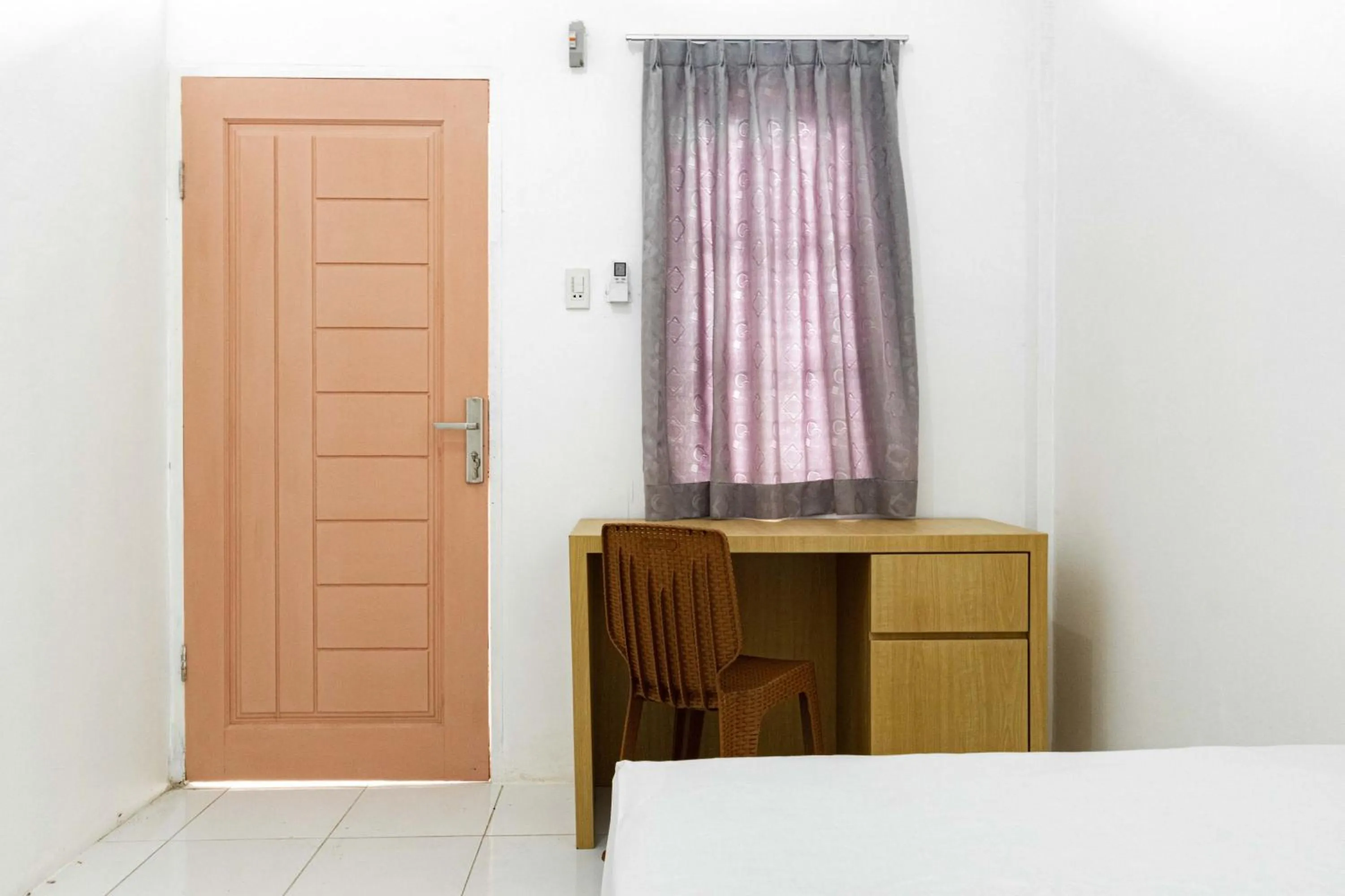 RedDoorz Plus near Soekarno Hatta Airport Taman Mahkota
